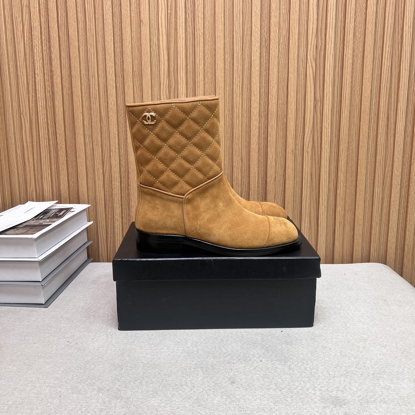 NO:446071,2025 Little Flavor Short Boots, a must-have item for this autumn and winter!  !  Chanel's hot short boots in autumn and winter, Xiaohongshu is highly recommended, and it looks good no matter how you match it. It is a must-have for fashionable things. Chanel's women love simple but irresistible matching to show unique styles of dressing, free mixing and matching are shining in place and keep up with the fashionable pace of Grandma Xiang!  !  !  Exquisite details enlarge the original mold opening hardware buckle. Top version purchasing level is created ★The upper is made of top layer cowhide, sheepskin footbed, Italian leather outsole. Size 35-39 (ordered by 40/41), boots, chanel, boots, cowhide, sheepskin, Leather soles198609092025小香短靴,本季秋冬季必备单品！！ 香奈儿秋冬重工爆款短靴 小红书力推款,怎么搭配都好看,时髦精必备,香奈儿女士钟爱简约又难以抗拒搭配展现与众不同的穿搭风格、自由混搭闪耀到位跟紧香奶奶时尚步伐！！！精致细节放大看原版开模五金扣 顶级版本代购级别打造★鞋面采用头层牛皮,羊皮垫脚,意大利真皮大底 码数35-39（40/41订）,靴子,chanel,boots,cowhide,sheepskin,Leather soles,Women's Shoes