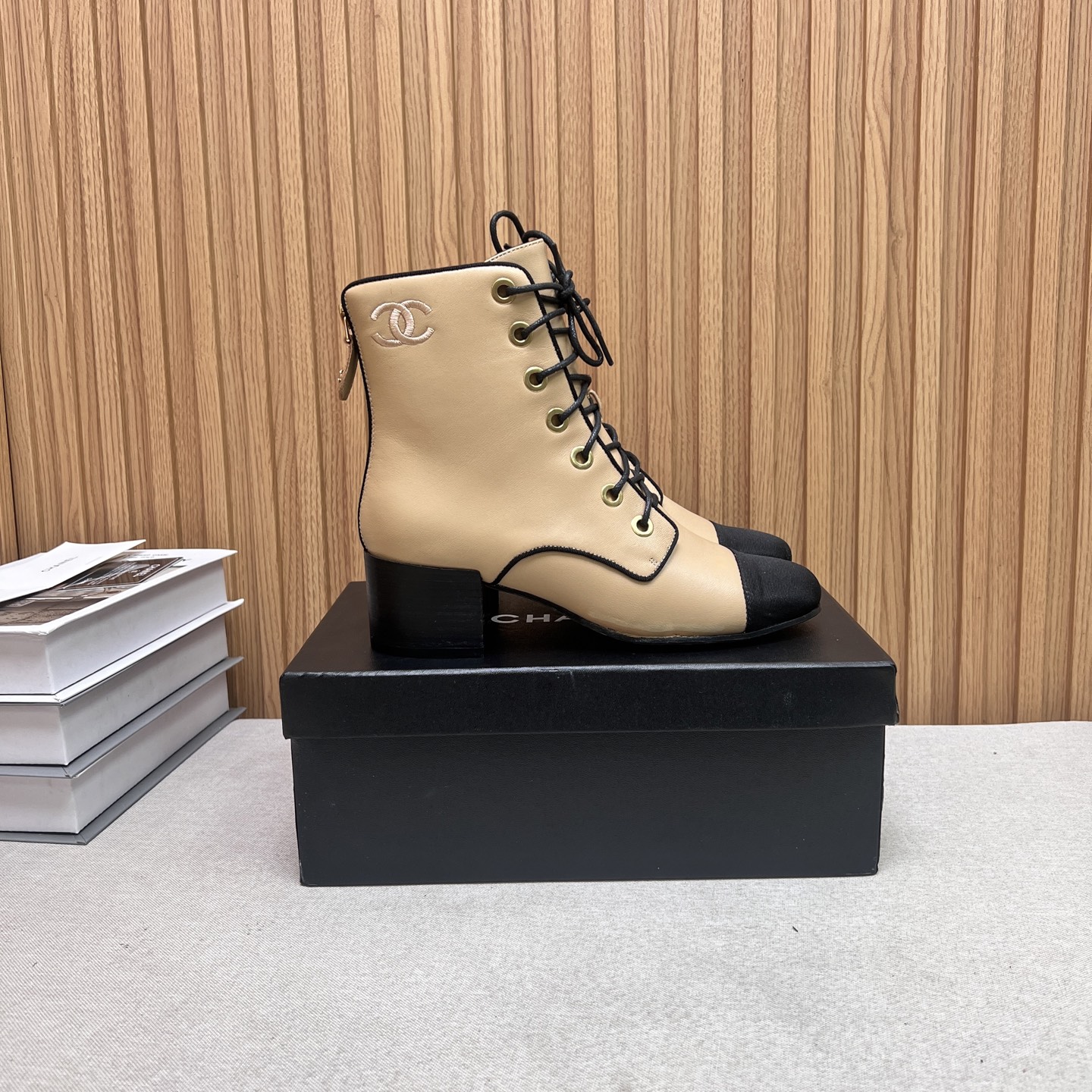 NO:446063,CHANE*｜Xiaoxiang 24B new product, double C color-blocking thick heel short boots, upper is made of imported lambskin material, inner foot pads are all silk sheepskin, Italian imported leather sole Size35-39 (customized on 40/41), boots, chanel, boots, sheepskin, Leather soles19860909CHANE*｜小香24B新品 双C拼色粗跟短靴 鞋面采用进口小羊皮材质 内里垫脚都是丝绸羊皮 意大利进口真皮大底 Size35-39（40/41定制）,靴子,chanel,boots,sheepskin,Leather soles,Women's Shoes