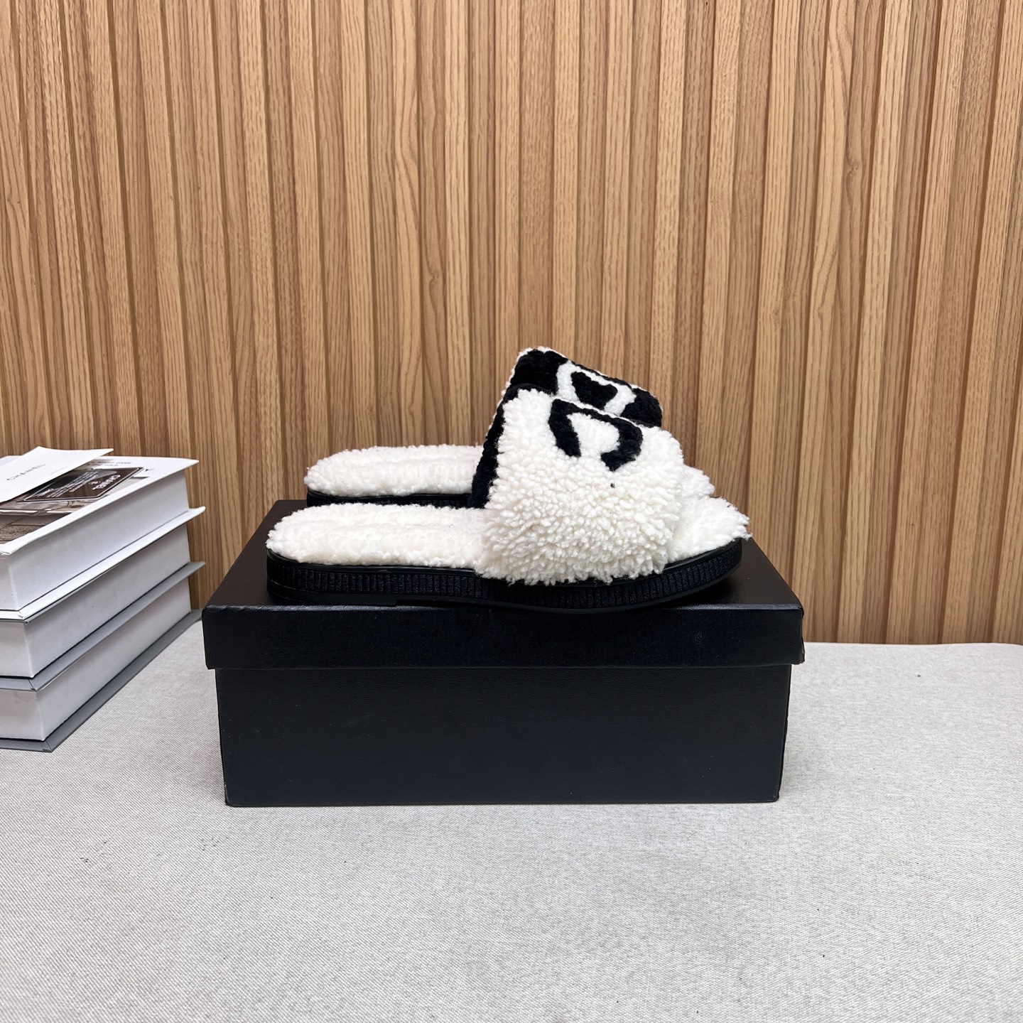 NO:446055,CHANE* ｜Xiaoxiang classic double C chain buckle thick-soled fur slippers This fur slipper is really cute~ Soft and fluffy fur, comfortable and warm feet! 5cm thick sole, heightening and long legs! It is casual and lazy with socks in autumn and winter. It looks beautiful and fashionable! Beautiful and beautiful! Imported Australian real wool, delicate and soft and silky feel Original open mold rubber sole Size35-39 (customized by 40/41), fur shoes, chanel, slippers, socks19860909CHANE* ｜小香经典双C链条扣厚底毛毛拖鞋 这款毛拖真的是真太可爱了～ 柔软蓬松的毛毛,舒服暖脚! 5cm的厚底,增高显腿长! 秋冬搭配袜子休闲又慵懒 上脚真的好看又时髦!美腻美爆了! 进口澳洲真羊毛,手感细腻柔软丝滑 原版开模橡胶底 Size35-39（40/41定制）,毛毛鞋,chanel,slippers,socks,Women's Shoes