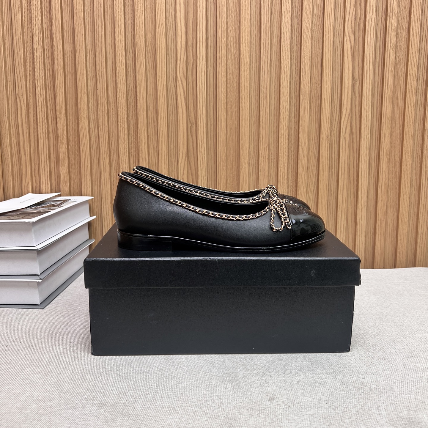 NO:446039,CHANE*｜Xiaoxiang 25k autumn and winter new pointed toe rhinestone side empty color-blocked pointed toe Mary Zhen shoes When Xiangjia classic aesthetics meet playful Mary Zhen This pair of pointed toe rhinestone side empty color-blocked Mary Zhen shoes were born, and fashionable girls’ dream shoes are undoubtedly!  The pointed toe design is neat and elegant, cleverly lengthens the legs, making the legs look more slender and straight visually. Every step you take is full of aura. The unique hollow design on the side breaks the convention and adds a sense of agility and lightness to the shoes. The skin of the foot that is looming when walking shows implicit and sexy. The rhinestone decoration on the upper is the finishing touch. Each selected rhinestone reflects a brilliant light in the light, as if it is stored in the Milky Way stars. It is full of stars. Whether it is a daily street or an important occasion, it can make you the focus. The fabric is made of original custom leather, and the inner foot pads are all lambskin. Italian imported cowhide sole size35-39 (customized by 40/41), single shoes, chanel, chanel, mary jane, cowhide, sheepskin19860909CHANE*｜小香25k秋冬新品尖头 水钻侧空拼色尖头玛丽珍鞋 当香家经典美学遇上俏皮玛丽珍 这双尖头水钻侧空拼色玛丽珍鞋诞生 时髦精们的梦中情鞋无疑！ 尖头设计利落优雅 巧妙拉长腿部线条 让双腿在视觉上更显修长笔直 迈出的每一步都气场十足. 侧身独特的镂空设计 打破常规 为鞋子增添了一份灵动与轻盈 行走间若隐若现的足部肌肤尽显含蓄性感. 鞋面的水钻装饰 是点睛之笔 颗颗精选水钻,在光线下折射出璀璨光芒 仿佛将银河星辰收纳其中 都星光四溢 无论是日常出街还是重要场合 都能让你成为焦点. 面料采用原版定制皮料 内里垫脚均为小羊皮 意大利进口牛皮大底 size35-39（40/41定制）,单鞋,chanel,chanel,mary jane,cowhide,sheepskin,Women's Shoes