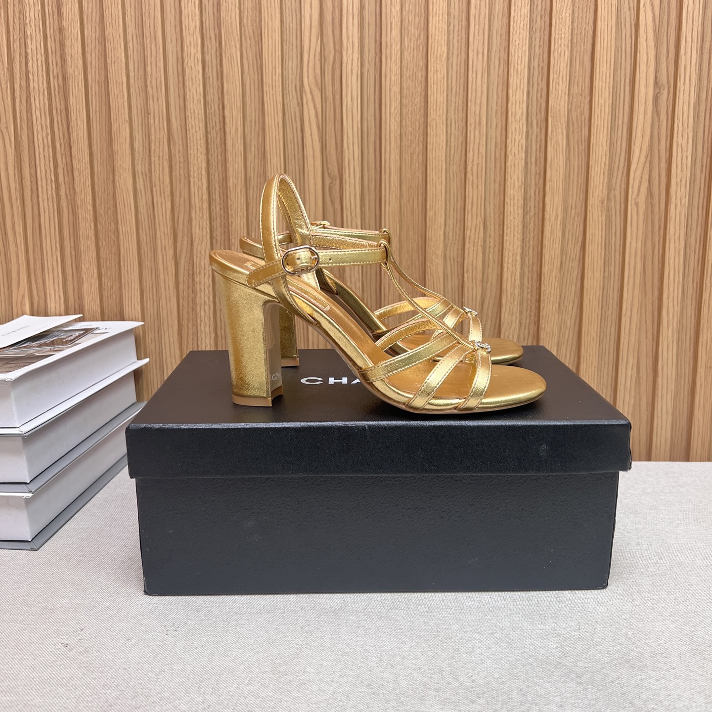 NO:446031,2025★★★★★★ Many celebrities are here to watch, a versatile series that domestic and foreign bloggers are popular. A must-have for spring and summer wardrobe matching. Sandals are the first choice. Diamond buckle, upper sheepskin lining: imported crystal sheepskin lining, original mold-open custom leather sole, shoe size: 35-39 (40, 41, custom-made, no return or exchange) Delivery luxury latest counter synchronous packaging, high heels, sandals, high heels, sheepskin198609092025★★★★★ 众多明星网红上脚,国内外博主刷爆的一个百搭系列,春夏衣橱搭配必备 凉鞋首选.钻石扣 鞋面羊皮  内里: 进口水晶羊皮内里 大底原版开模定制真皮底 鞋码: 35-39（40、41、定做不退换） 配送豪华最新专柜同步包装,高跟鞋凉鞋,sandals,high heels,sheepskin,Women's Shoes