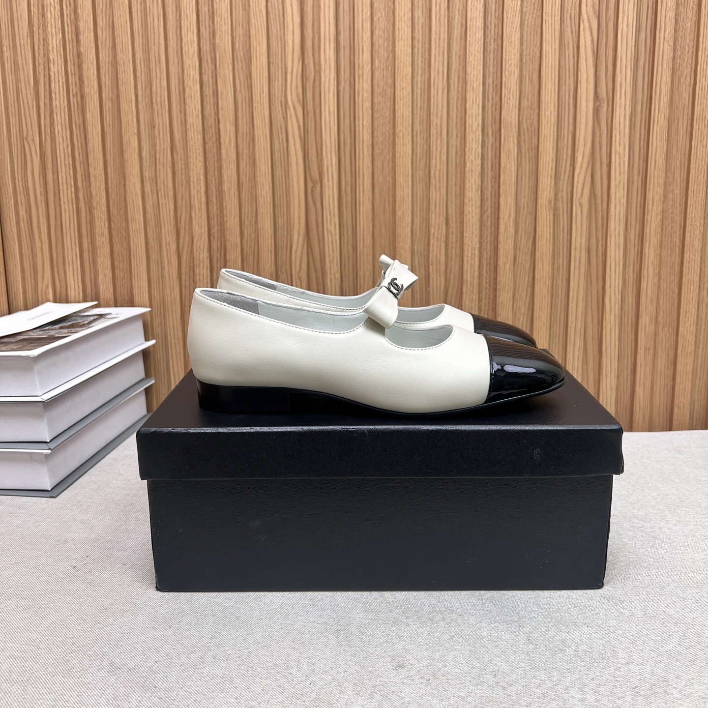 NO:446015,PCHANEL small fragrance style Chanel splices Mary Jane shoes, perfectly blending classic elegance and fashion. The iconic color-blocking design, glossy patent leather and soft leather collision, retro and eye-catching. Small bow embellishment, and exquisite double C logo, the details show the luxurious texture. The design of the Mary Jane belt not only adds a playful feeling, but also fits the feet, showing the soft temperament of women while walking. The fabric and inner layer are made of sheepskin, genuine leather soles, 35-39 (40.41), single shoes, chanel, chanel, mary jane, sheepskin19860909PCHANEL小香风香奈儿拼接玛丽珍鞋,将经典优雅与时尚完美融合.标志性的拼色设计,光泽漆皮与柔和皮质碰撞,复古又吸睛.小巧蝴蝶结点缀,加上精致双C标志,细节处尽显奢华质感. 玛丽珍带的设计,既增添俏皮感,又贴合脚部,行走间尽显女性的柔美气质 面料和内里都采用羊皮,真皮鞋底,35-39（40.41定）,单鞋,chanel,chanel,mary jane,sheepskin,Women's Shoes