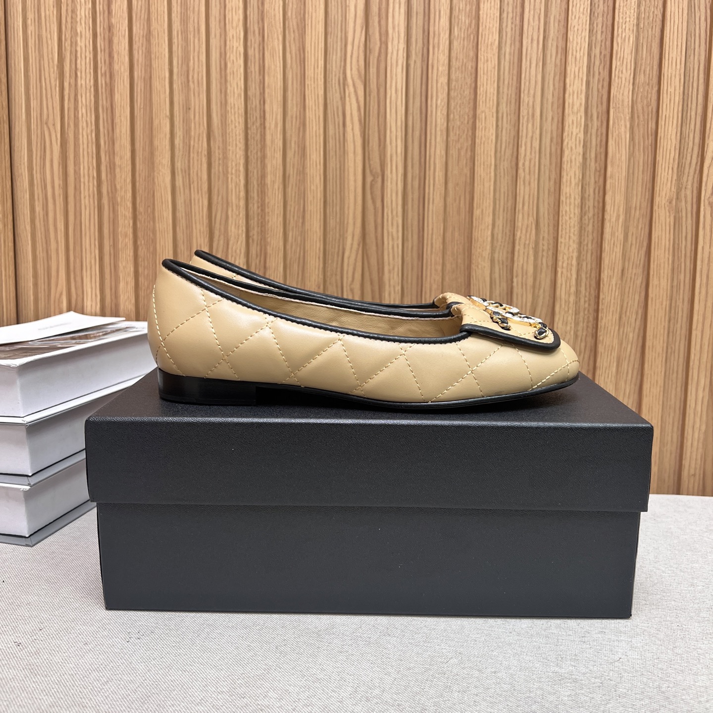 NO:446020,2025★★★★★★ Many celebrities are here to watch, a versatile series that domestic and foreign bloggers are popular. A must-have for spring and summer wardrobe matching. Sandals are the first choice. Diamond buckle, upper sheepskin lining: imported crystal sheepskin lining, large sole original mold custom leather sole Shoe size: 35-39 (40, 41, customized without return) Delivery luxury latest counter synchronous packaging, single shoes, sandals, sheepskin198609092025★★★★★ 众多明星网红上脚,国内外博主刷爆的一个百搭系列,春夏衣橱搭配必备 凉鞋首选.钻石扣 鞋面羊皮  内里: 进口水晶羊皮内里 大底原版开模定制真皮底 鞋码: 35-39（40、41、定做不退换） 配送豪华最新专柜同步包装,单鞋,sandals,sheepskin,Women's Shoes