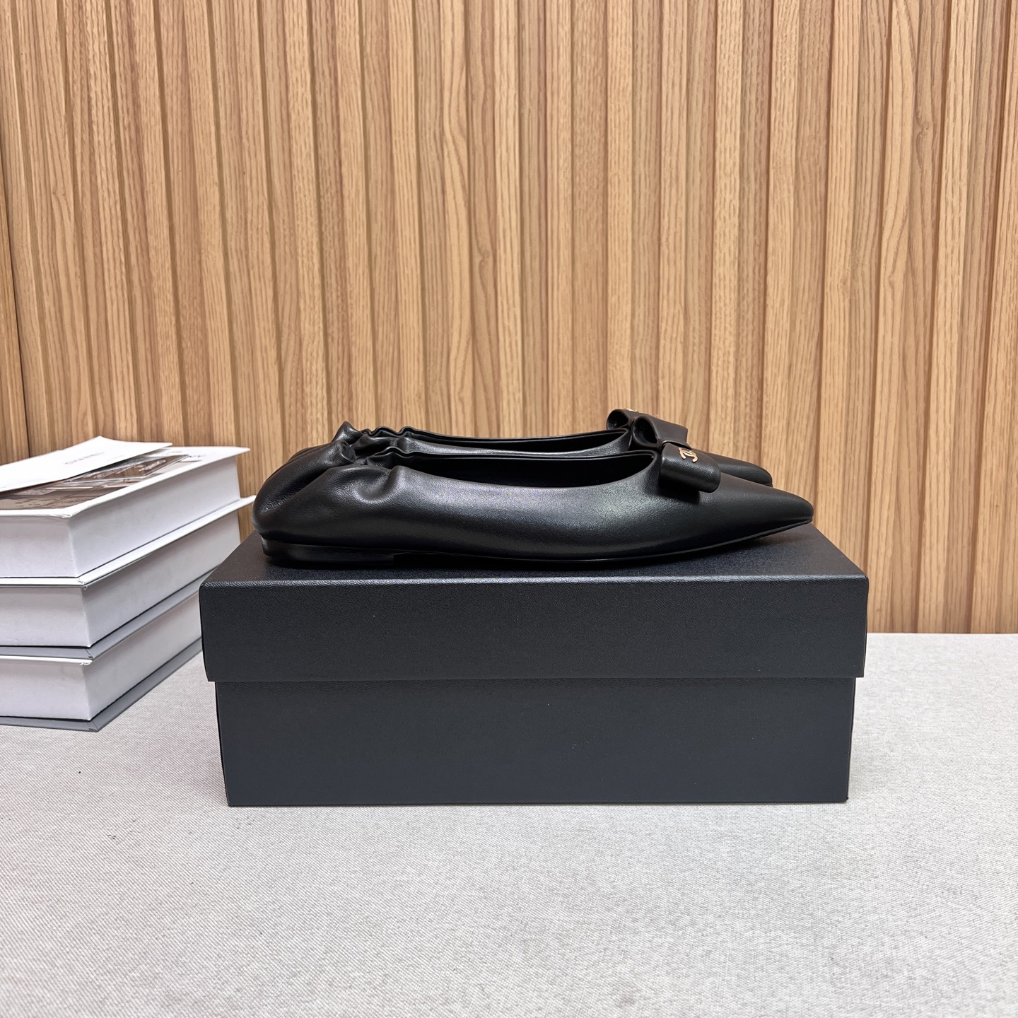 NO:446026,2025★★★★★★ Many celebrities are here to watch, a versatile series that domestic and foreign bloggers are popular. A must-have for spring and summer wardrobe matching. Sandals are the first choice. Diamond buckle, upper sheepskin lining: imported crystal sheepskin lining, original mold-open custom leather sole, shoe size: 35-39 (40, 41, custom-made, no return or exchange) Delivery luxury latest counter synchronous packaging P, single shoes, sandals, sheepskin198609092025★★★★★ 众多明星网红上脚,国内外博主刷爆的一个百搭系列,春夏衣橱搭配必备 凉鞋首选.钻石扣 鞋面羊皮  内里: 进口水晶羊皮内里 大底原版开模定制真皮底 鞋码: 35-39（40、41、定做不退换） 配送豪华最新专柜同步包装 P,单鞋,sandals,sheepskin,Women's Shoes