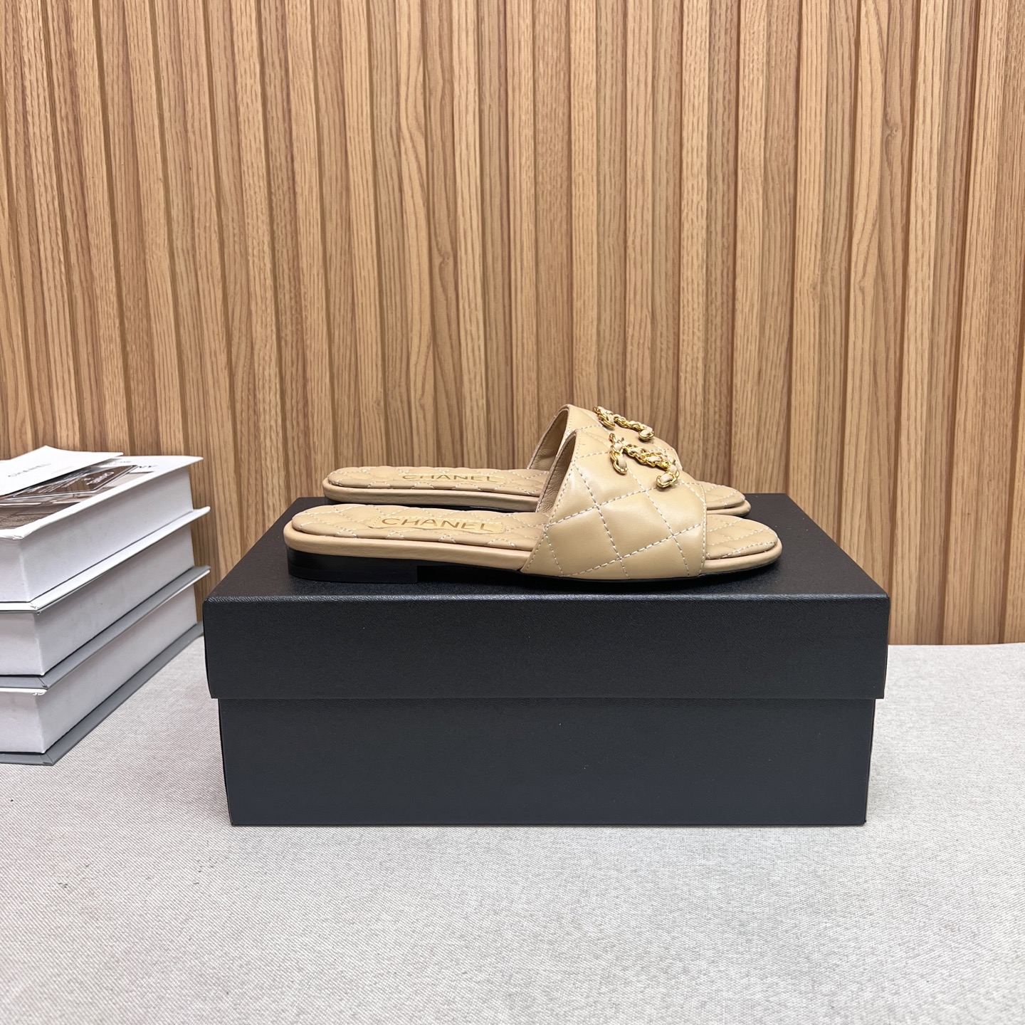 NO:446068,2025★★★★★★ Many celebrities are here to watch, a versatile series that domestic and foreign bloggers are popular. A must-have for spring and summer wardrobe matching. Sandals are the first choice. Diamond buckle, upper sheepskin lining: imported crystal sheepskin lining, original mold-open custom leather sole, shoe size: 35-39 (40, 41, custom made, no return or exchange) Delivery luxury latest counter synchronous packaging, slippers, sandals, slippers, sheepskin198609092025★★★★★ 众多明星网红上脚,国内外博主刷爆的一个百搭系列,春夏衣橱搭配必备 凉鞋首选.钻石扣 鞋面羊皮  内里: 进口水晶羊皮内里 大底原版开模定制真皮底 鞋码: 35-39（40、41、定做不退换） 配送豪华最新专柜同步包装,拖鞋,sandals,slippers,sheepskin,Women's Shoes