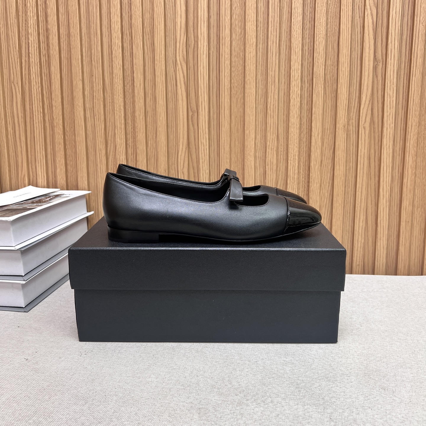 NO:446060,CHANEL small fragrance style Chanel splices Mary Jane shoes, perfectly blending classic elegance and fashion. The iconic color-blocking design, glossy patent leather and soft leather collision, retro and eye-catching. Small bow embellishment, and exquisite double C logo, the details show the luxurious texture. The design of the Mary Jane belt not only adds a playful feeling, but also fits the feet, showing the soft temperament of women while walking. The fabric and inner layer are made of sheepskin, genuine leather soles, 35-39 (40.41), single shoes, chanel, chanel, mary jane, sheepskin19860909CHANEL小香风香奈儿拼接玛丽珍鞋,将经典优雅与时尚完美融合.标志性的拼色设计,光泽漆皮与柔和皮质碰撞,复古又吸睛.小巧蝴蝶结点缀,加上精致双C标志,细节处尽显奢华质感. 玛丽珍带的设计,既增添俏皮感,又贴合脚部,行走间尽显女性的柔美气质 面料和内里都采用羊皮,真皮鞋底,35-39（40.41定）,单鞋,chanel,chanel,mary jane,sheepskin,Women's Shoes