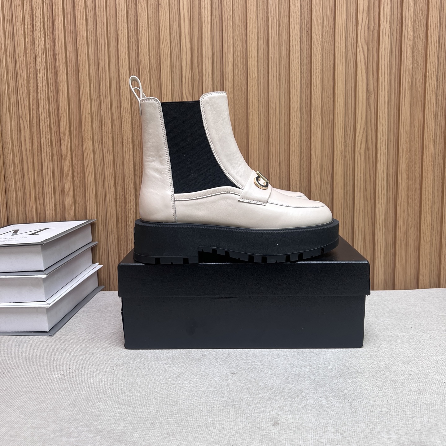 NO:460986,2025 Little Flavor Short Boots, a must-have item for this autumn and winter!  !  Chanel's hot-selling Autumn and Winter Heavy Industry Net Boots, Xiaohongshu is highly recommended, it looks good no matter how you match it. It is a must-have for fashionable things. Chanel's women love simplicity and irresistible matching to show unique styles of dressing, free mixing and matching, and keep up with the fashionable pace of Grandma Xiaoxiao!  !  !  Exquisite details enlarge the original mold opening hardware buckle. Top version purchasing level is created ★The upper is made of top layer cowhide, sheepskin footbed, rubber sole. Size 35-39 (ordered by 40/41), boots, chanel, boots, cowhide, sheepskin198609092025小香短靴,本季秋冬季必备单品！！ 香奈儿秋冬重工爆款网靴 小红书力推款,怎么搭配都好看,时髦精必备,香奈儿女士钟爱简约又难以抗拒搭配展现与众不同的穿搭风格、自由混搭闪耀到位跟紧香奶奶时尚步伐！！！精致细节放大看原版开模五金扣 顶级版本代购级别打造★鞋面采用头层牛皮,羊皮垫脚,橡胶大底 码数35-39（40/41订）,靴子,chanel,boots,cowhide,sheepskin,Women's Shoes