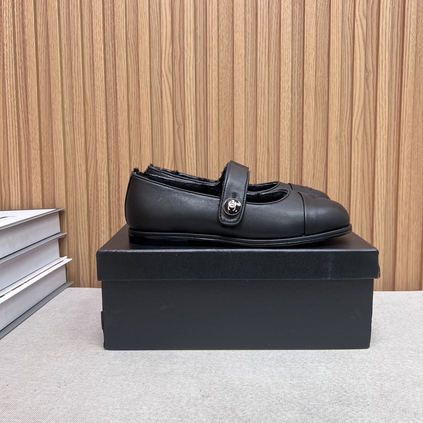 NO:460960,★★★★★★ Many celebrities are popular, a versatile series that domestic and foreign bloggers are popular. They are essential for spring and summer wardrobe matching. First choice. Xiangjia exclusive, upper ox fleece, inner lining: imported crystal sheepskin lining (wool lining) original mold-open custom leather sole Shoe size: 35-39 (40, 41, customized non-return) Pili Maoli, mary shoes Mary Zhen, chanel, mary jane, sheepskin, Leather soles19860909★★★★★ 众多明星网红上脚,国内外博主刷爆的一个百搭系列,春夏衣橱搭配必备 首选.香家专属 鞋面牛反绒  内里: 进口水晶羊皮内里（羊毛内里） 大底原版开模定制真皮大底 鞋码: 35-39（40、41、定做不退换） 皮里毛里,毛毛鞋玛丽珍,chanel,mary jane,sheepskin,Leather soles,Women's Shoes