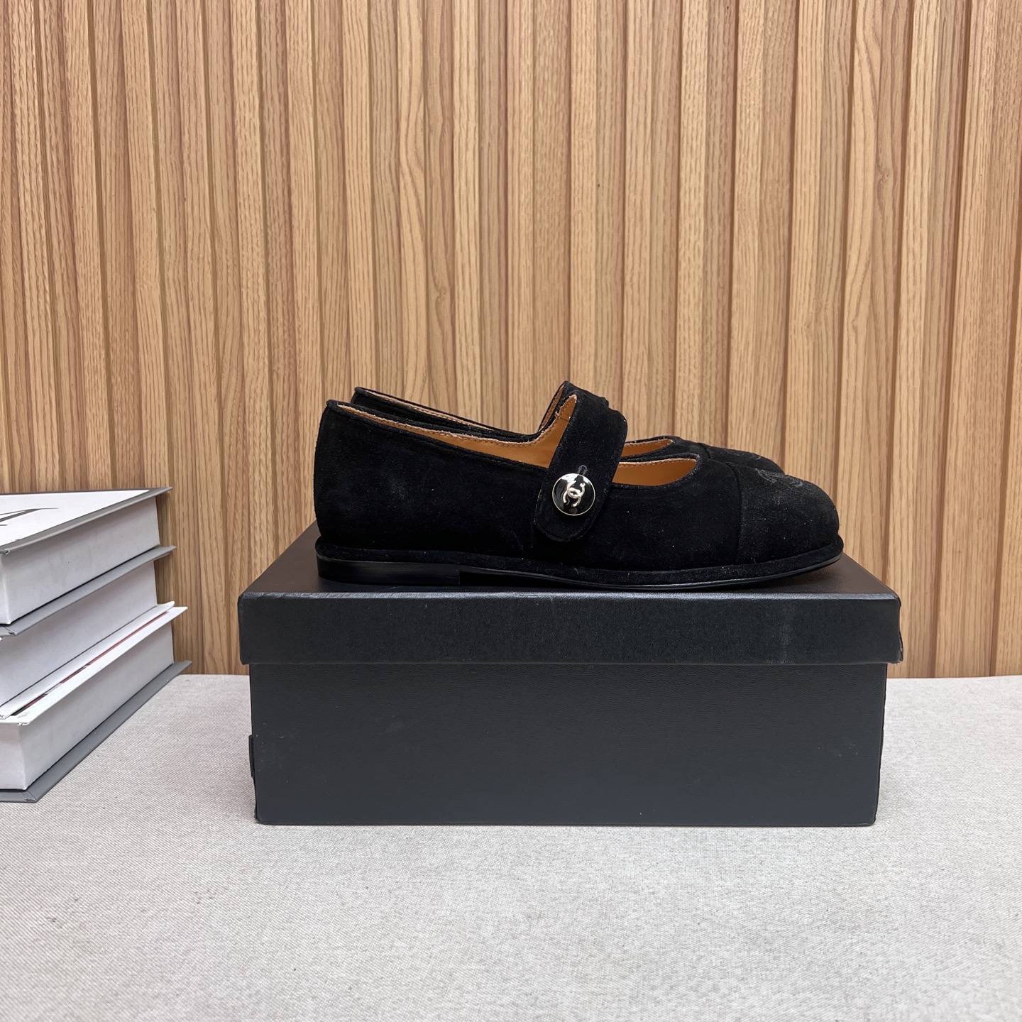 NO:460967,2025★★★★★★ Many celebrities are here to watch, a versatile series that domestic and foreign bloggers are popular, a must-have for spring and summer wardrobe matching. First choice. Xiangjia exclusive, upper ox fleece, inner lining: imported crystal sheepskin lining (wool lining) original mold-open custom leather sole Shoe size: 35-39 (40, 41, customized non-return) Maoli, mauve shoes Mary Zhen, chanel, mary jane, sheepskin, Leather soles198609092025★★★★★ 众多明星网红上脚,国内外博主刷爆的一个百搭系列,春夏衣橱搭配必备 首选.香家专属 鞋面牛反绒  内里: 进口水晶羊皮内里（羊毛内里） 大底原版开模定制真皮大底 鞋码: 35-39（40、41、定做不退换） 毛里,毛毛鞋玛丽珍,chanel,mary jane,sheepskin,Leather soles,Women's Shoes