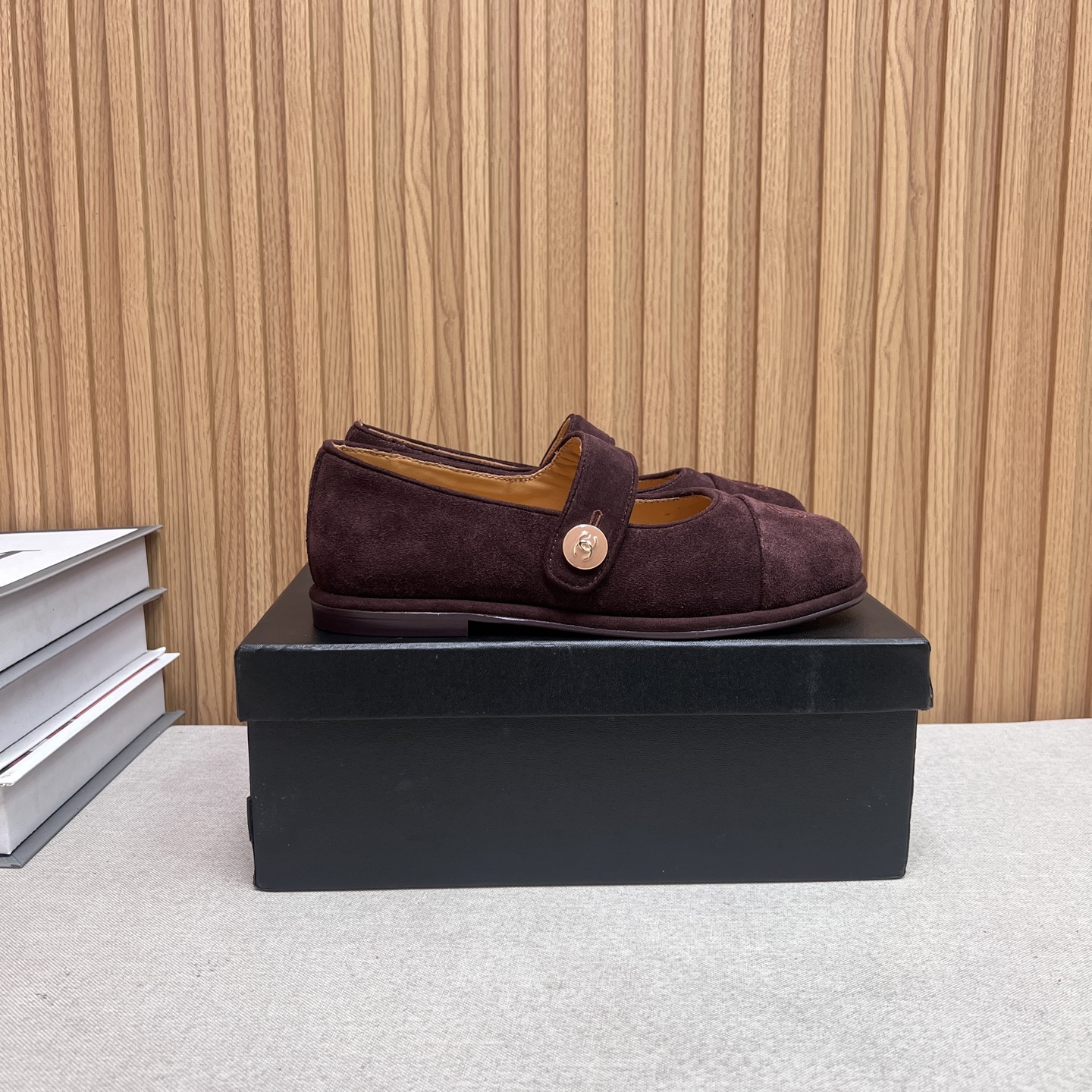 NO:460974,2025★★★★★★ Many celebrities are popular, a versatile series that domestic and foreign bloggers are popular. A must-have for spring and summer wardrobe matching. First choice. Xiangjia exclusive, upper ox fleece, inner lining: imported crystal sheepskin lining (wool lining) original mold-open custom leather sole Shoe size: 35-39 (40, 41, customized non-return) Maori P, mahogany shoes Mary Zhen, chanel, mary jane, sheepskin, Leather soles198609092025★★★★★ 众多明星网红上脚,国内外博主刷爆的一个百搭系列,春夏衣橱搭配必备 首选.香家专属 鞋面牛反绒  内里: 进口水晶羊皮内里（羊毛内里） 大底原版开模定制真皮大底 鞋码: 35-39（40、41、定做不退换） 毛里P,毛毛鞋玛丽珍,chanel,mary jane,sheepskin,Leather soles,Women's Shoes