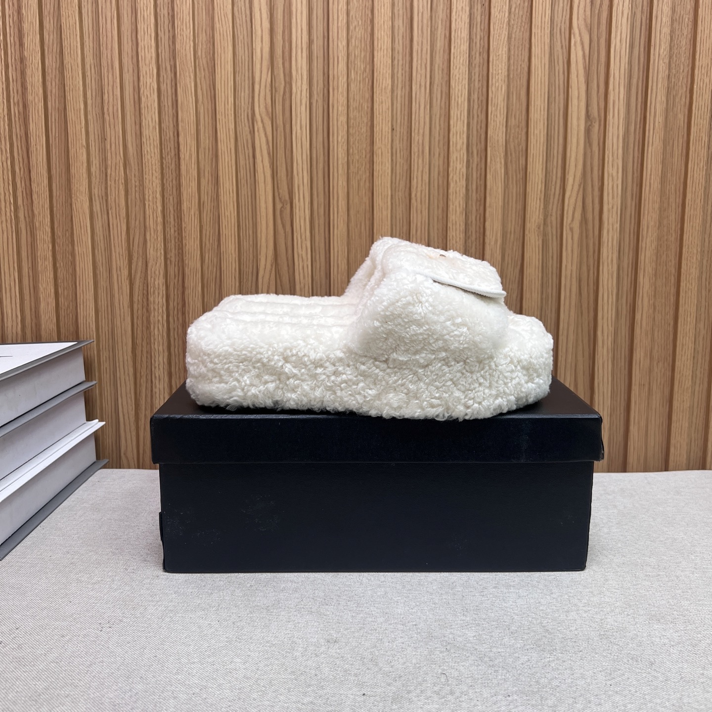 NO:496681,Chanel Xiaoxiangfeng Chanel 2025 new autumn and winter lazy sheep real wool lazy lid slippers Small scented diamond-shaped thick sole wool drag fabric: Australian imported lamb wool lid: Australian imported lamb wool, outsole rubber sole size 35-39 (40.41 customized), fur shoes slippers, chanel, chanel, slippers19860909Chanel小香风香奈儿 2025新款秋冬懒羊羊真羊毛懒人盖子拖鞋 小香菱格厚底毛拖 面料: 澳洲进口羊羔毛 內里: 澳洲进口羊羔毛 大底橡胶底 码数35-39（40.41 定做）,毛毛鞋拖鞋,chanel,chanel,slippers,Women's Shoes