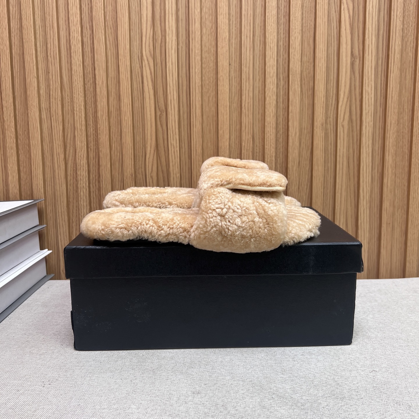 NO:489536,Chanel Xiaoxiangfeng Chanel 2025 new autumn and winter lazy sheep real wool lazy slippers diamond-shaped electric embroidered small fragrant wool drag fabric: Australian imported lamb wool lining: Australian imported lamb wool original leather outsole size 35-39 (40.41 customized), fur shoes slippers, chanel, chanel, slippers, Leather soles19860909Chanel小香风香奈儿 2025新款秋冬懒羊羊真羊毛懒人拖鞋 菱格电绣小香毛拖 面料: 澳洲进口羊羔毛 內里: 澳洲进口羊羔毛 大底原版真皮大底 码数35-39（40.41 定做）,毛毛鞋拖鞋,chanel,chanel,slippers,Leather soles,Women's Shoes