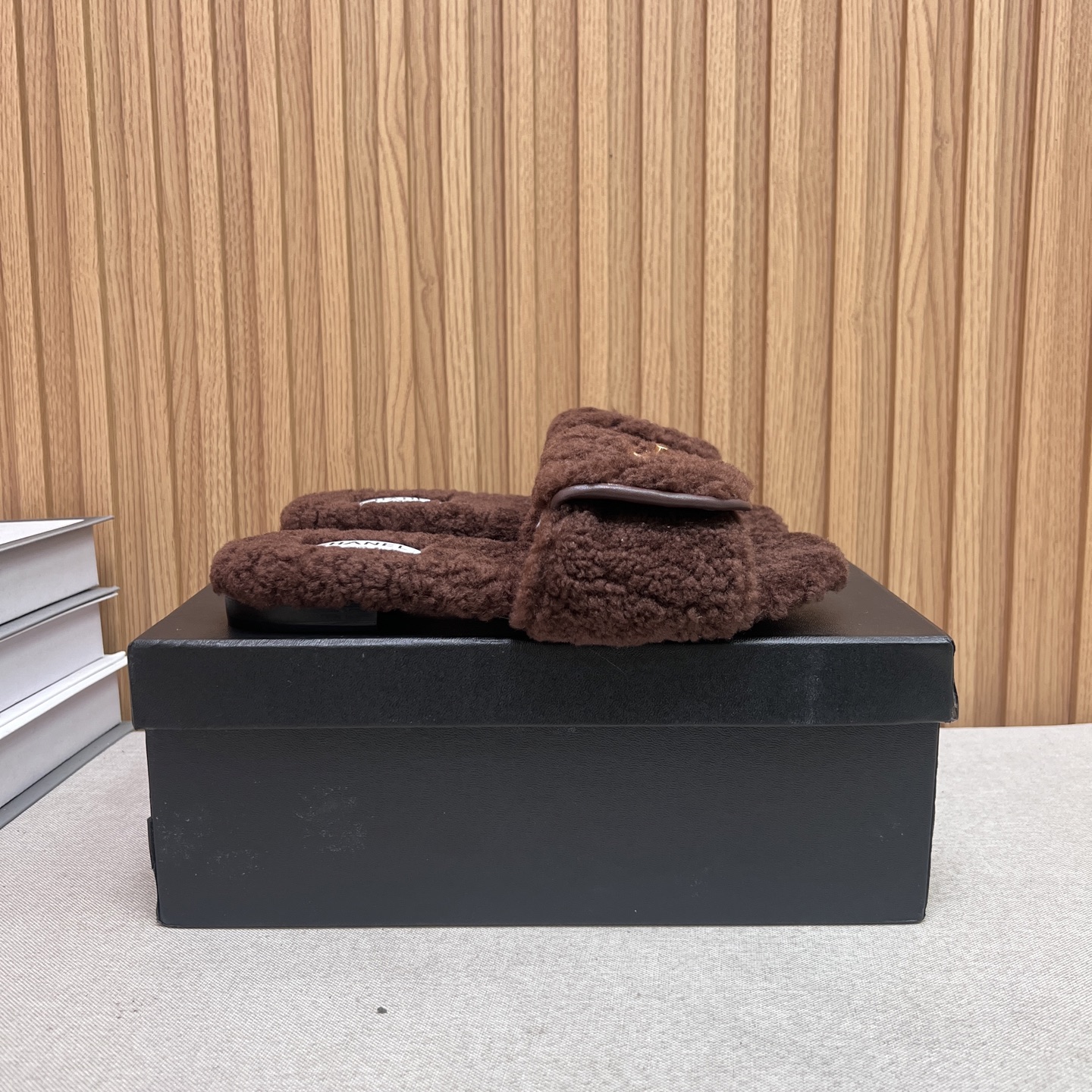 NO:496687,Chanel Xiaoxiangfeng Chanel 2025 new autumn and winter lazy sheep real wool lazy slippers diamond-shaped electric embroidered small fragrant wool drag fabric: Australian imported lamb wool lining: Australian imported lamb wool original leather outsole size 35-39 (40.41 customized), fur shoes slippers, chanel, chanel, slippers, Leather soles19860909Chanel小香风香奈儿 2025新款秋冬懒羊羊真羊毛懒人拖鞋 菱格电绣小香毛拖 面料: 澳洲进口羊羔毛 內里: 澳洲进口羊羔毛 大底原版真皮大底 码数35-39（40.41 定做）,毛毛鞋拖鞋,chanel,chanel,slippers,Leather soles,Women's Shoes