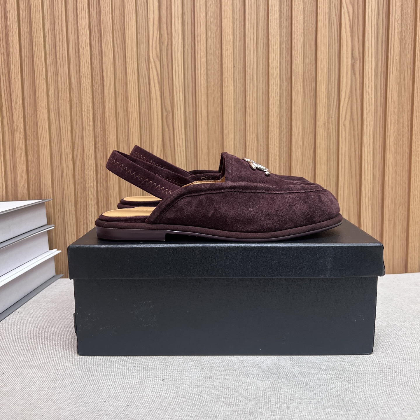 NO:486736,Chanel 25 autumn and winter new sheepskin 25-foot-style lambskin with a lazy back with elastic slippers, which is very comfortable. Maillard brown is still very suitable for autumn and winter~ Upper matte cowhide inner sheepskin, leather sole Size: 35-39 (customized for 40.41), loafers, chanel, chanel, loafers, slippers, cowhide, sheepskin, Leather soles19860909Chanel 香奈儿小香25秋冬新款羊皮里一脚蹬懒人后畔带松紧拖鞋,很舒服诶 美拉德棕色还是很适合秋冬的～ 鞋面磨砂牛皮 内里羊皮,真皮大底 Size:35-39（40.41定做）,乐福鞋,chanel,chanel,loafers,slippers,cowhide,sheepskin,Leather soles,Women's Shoes