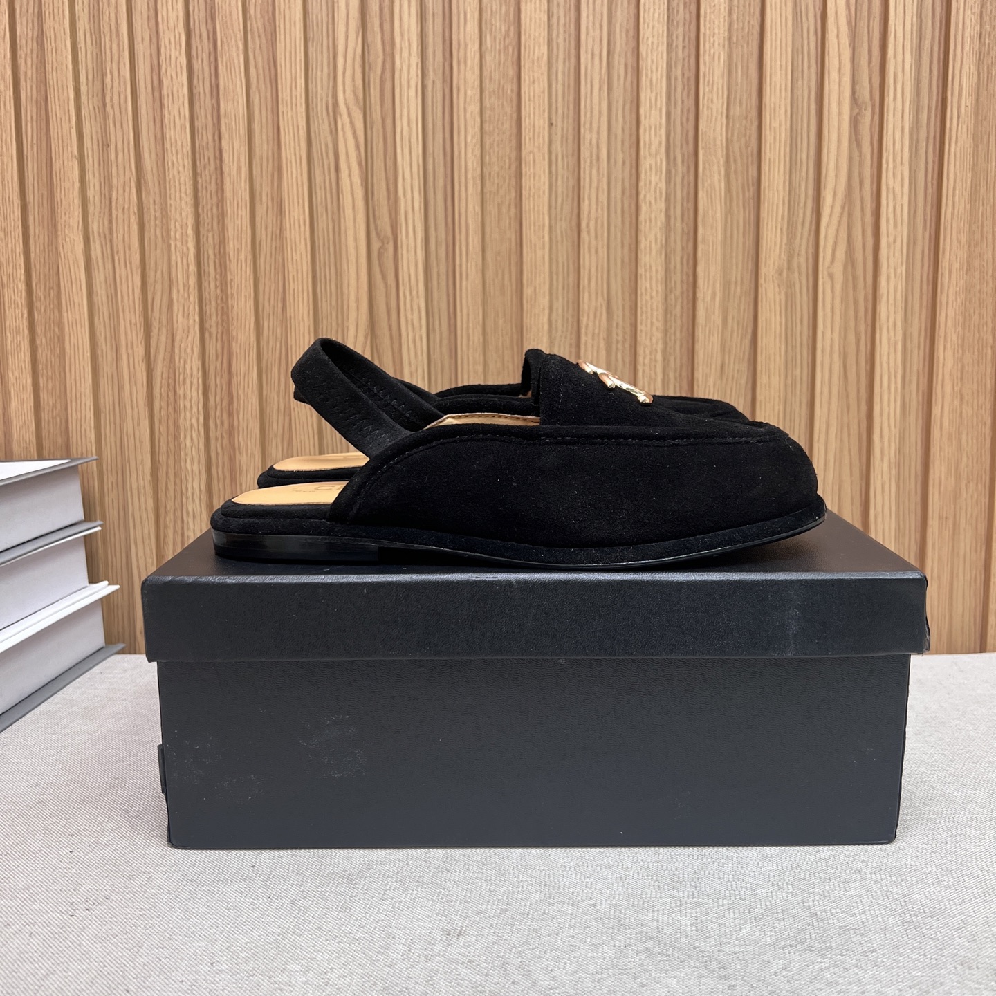 NO:486744,Chanel 25 autumn and winter new sheepskin 25-foot-style lambskin with a lazy back with elastic slippers, which is very comfortable. Maillard brown is still very suitable for autumn and winter~ Upper matte cowhide inner sheepskin, leather sole Size: 35-39 (customized for 40.41), loafers, chanel, chanel, loafers, slippers, cowhide, sheepskin, Leather soles19860909Chanel 香奈儿小香25秋冬新款羊皮里一脚蹬懒人后畔带松紧拖鞋,很舒服诶 美拉德棕色还是很适合秋冬的～ 鞋面磨砂牛皮 内里羊皮,真皮大底 Size:35-39（40.41定做）,乐福鞋,chanel,chanel,loafers,slippers,cowhide,sheepskin,Leather soles,Women's Shoes