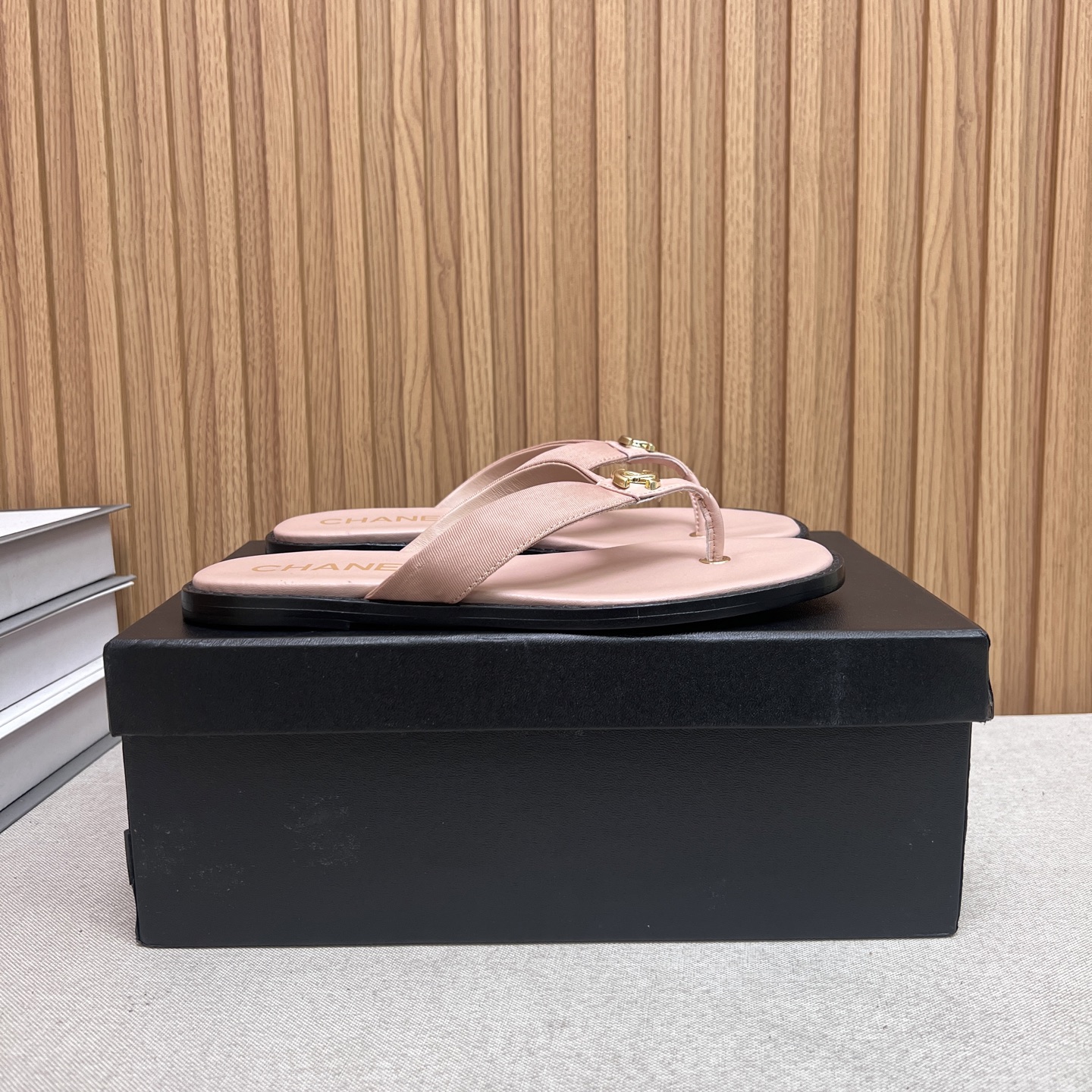 NO:486731,CHANEL Chanel Xiaoxiang's most popular flip flopspin toe slippers. The counter is simply grabbing. Popular photos on major social platforms. This episode's catwalk style is definitely too handsome, and it is definitely the hottest style of this season. The counter fairies are really too aware of the goods. They don't stick to their feet and will not scratch their feet. The texture is very soft and comfortable. Super versatile. 1 fabric: cloth surface 2 linings: environmentally friendly imported sheepskin linings 3 big soles: genuine leather soles 4 sizes 35-40 (40 41 custom made), split-toe shoes, chanel, chanel, slippers, sheepskin19860909CHANEL香奈儿小香最火人字拖鞋夹趾拖 专柜简直疯抢了,各大社交平台热门晒图,这期的走秀款绝对太帅了,绝对是这一季最热门的款式,专柜仙女们真的太识货了,不卡脚也不会磨脚,质感上脚是非常柔软舒服的.超级百搭. 1面料:布面 2内里:环保进口羊皮内里 3大底:真皮底 4码数35-40（40 41定做）,分趾鞋,chanel,chanel,slippers,sheepskin,Women's Shoes