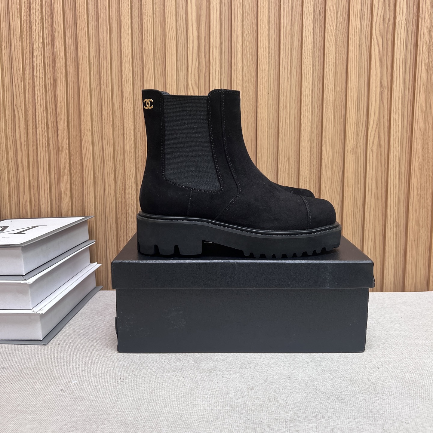 NO:486783,Little fragrance short boots, a must-have item for this autumn and winter!  !  Chanel's hot short boots in autumn and winter, Xiaohongshu is highly recommended, and it looks good no matter how you match it. It is a must-have for fashionable things. Chanel's women love simple but irresistible matching to show unique styles of dressing, free mixing and matching are shining in place and keep up with the fashionable pace of Grandma Xiang!  !  !  Exquisite details enlarge the original mold opening hardware buckle. Top version purchasing level is created ★The upper is made of top layer cowhide, sheepskin footbed, eva rubber sole. Size 35-39 (ordered by 40/41) Short boots, boots, chanel, boots, cowhide, sheepskin19860909小香短靴,本季秋冬季必备单品！！ 香奈儿秋冬重工爆款短靴 小红书力推款,怎么搭配都好看,时髦精必备,香奈儿女士钟爱简约又难以抗拒搭配展现与众不同的穿搭风格、自由混搭闪耀到位跟紧香奶奶时尚步伐！！！精致细节放大看原版开模五金扣 顶级版本代购级别打造★鞋面采用头层牛皮,羊皮垫脚,eva橡胶大底 码数35-39（40/41订） 短靴长靴,靴子,chanel,boots,cowhide,sheepskin,Women's Shoes