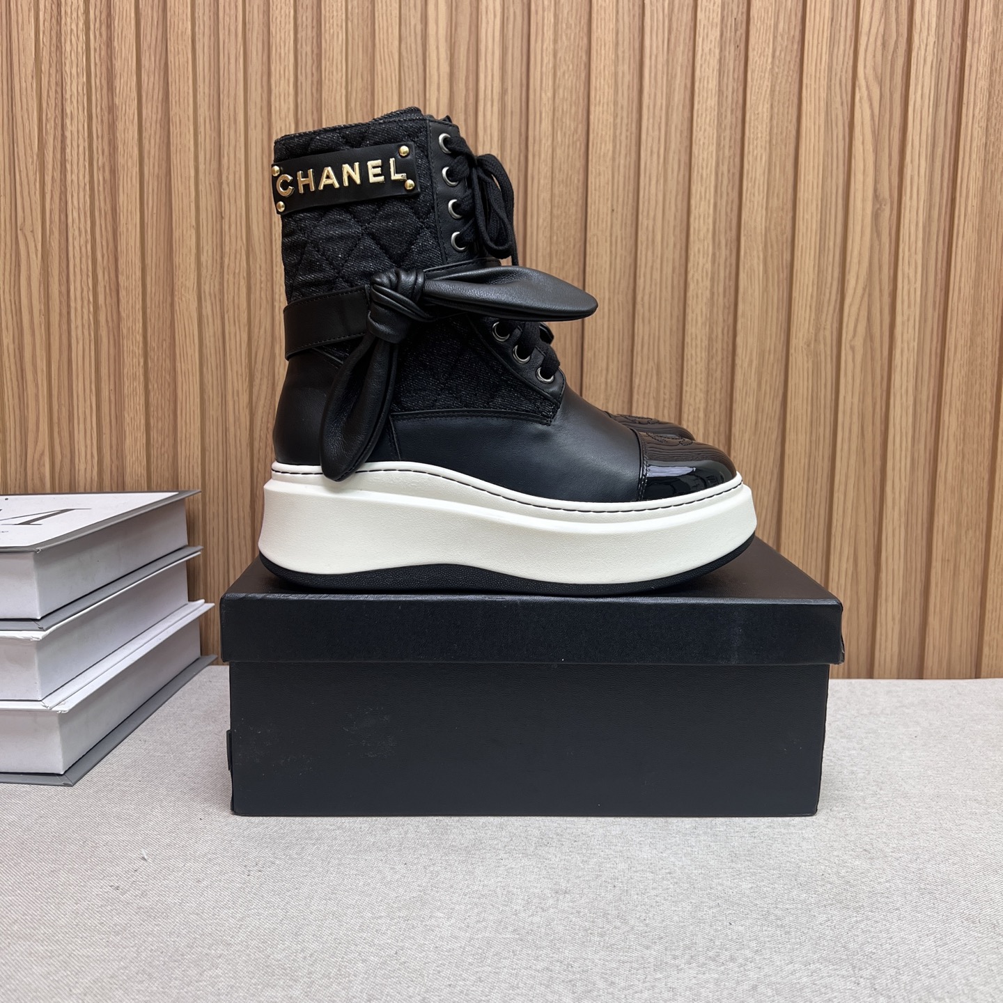 NO:486717,CHANEL 2025s Autumn and Winter Series Thick-soled Bow Bunny Ears High Boots Long Boots Short Boots, High Tube and Short Simplicity are made of imported cowhide, with an external height of 5cm, which makes the legs look longer. The boots are made of Chanel's classic diamond pattern, plus a small bag that can be opened to fit small things. Xiao Meimei especially likes it. This is a popular style created by Chanel this fall and winter. With the traditional inner zipper, it is easy to wear and is super comfortable. This autumn and winter must-have. Upper material imported cowhide with diamond microfiber, washing denim, consistently authentic. The original Italian TPU foamed sole size: 35-39 (40 custom made without return or replacement), boots, chanel, chanel, boots, cowhide19860909CHANEL 2025s秋冬系列厚底蝴蝶结兔耳朵高靴长靴短靴,高筒和矮简两款分别用进囗牛皮打造,外增高度5cm超显腿长, 靴简沿用了香奈儿的经典菱格纹,加上可打开装小东西的小包包,小美美特别喜欢,这是香奈儿今年秋冬打造的爆款,加上传统内侧拉链,容易上脚,超级舒服,今年秋冬必备款  鞋面材质进囗牛皮配菱格超纤,水洗牛仔布 一致正品 大底原版意大利TPU发泡大底 码数:35-39 (40定做不退不换),靴子,chanel,chanel,boots,cowhide,Women's Shoes