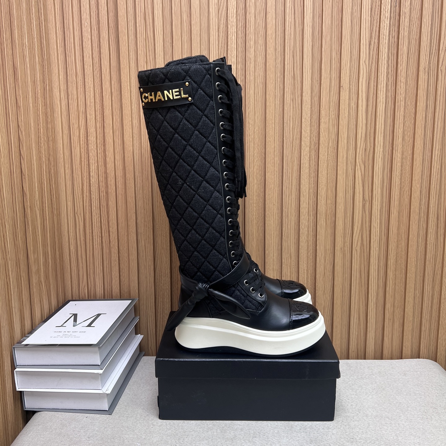 NO:486724,P CHANEL 2025s Autumn and Winter Series Thick Sole Bow Bunny Ears High Boots Boots Short Boots, High Tube and Short Simplicity are made of imported cowhide, with an external height of 5cm, which makes the legs look longer. The boots are made of Chanel's classic diamond pattern, plus a small bag that can be opened to fit small things. Xiao Meimei especially likes it. This is a popular style created by Chanel this fall and winter. With the traditional inner zipper, it is easy to wear and is super comfortable. This autumn and winter must-have. The upper material is imported cowhide with diamond microfiber, washed denim. Consistently authentic. The original Italian TPU foamed sole. Size: 35-39 (40 customized, no return or replacement), boots, chanel, chanel, boots, cowhide19860909P CHANEL 2025s秋冬系列厚底蝴蝶结兔耳朵高靴长靴短靴,高筒和矮简两款分别用进囗牛皮打造,外增高度5cm超显腿长, 靴简沿用了香奈儿的经典菱格纹,加上可打开装小东西的小包包,小美美特别喜欢,这是香奈儿今年秋冬打造的爆款,加上传统内侧拉链,容易上脚,超级舒服,今年秋冬必备款  鞋面材质进囗牛皮配菱格超纤,水洗牛仔布 一致正品 大底原版意大利TPU发泡大底 码数:35-39 (40定做不退不换),靴子,chanel,chanel,boots,cowhide,Women's Shoes