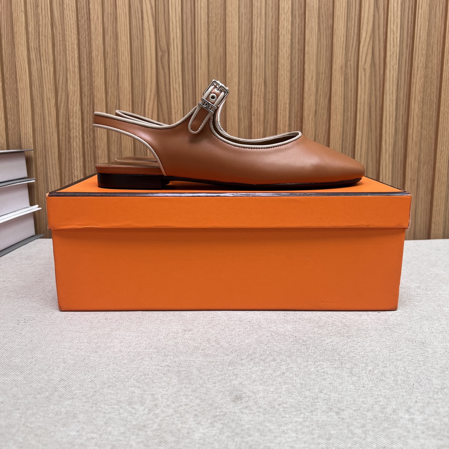 NO:478280,2025 Top quality Hermes Hermes Spring and Summer latest kelly buckle fashion shoes mid-heel piping sandals ——————————— Classic style Matched with the recognizable Majia hardware buckle, super versatile and fashionable on the feet, many celebrities and celebrities are essential for grass in spring and summer, random and comfortable and high-end sense, imported cowhide, inner sheepskin, sole, Italian leather outsole, size 35-41 (40 41 custom made without return), sandals, hermes, hermes, sandals, cowhide, sheepskin, Leather soles198609092025 顶级品质Hermes爱马仕春夏最新kelly扣时装鞋中跟滚边凉鞋 —————————— 经典的版型 搭配极具辨识度的马家五金扣 上脚超级百搭好看时髦 超多明星网红种草 春夏必备 随意舒适高级感 鞋面进口牛皮 内里羊皮 鞋底意大利真皮大底 码数35-41（40 41定做不退换）,凉鞋,hermes,hermes,sandals,cowhide,sheepskin,Leather soles,Women's Shoes