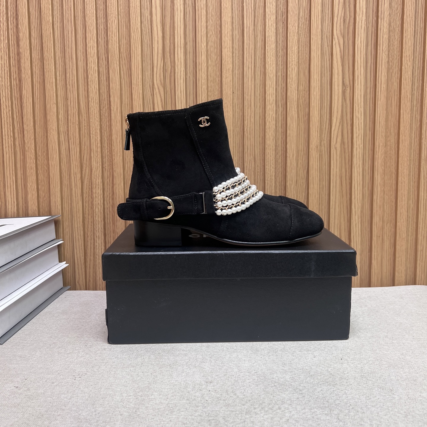 NO:478275,CHANEL Chanel Xiaoxiang 2025 autumn and winter sheepskin short boots new product. The style is also the basic style of Xiangjia short boots, neat and handsome. The upper is made of cowhide, which is super soft and skin-soft, quite broad and full, and handsome!  Soft lambskin inside!  Original outsole of soles Exclusive Top quality 35-39 (customized by 40/41), boots, chanel, chanel, chanel, boots, cowhide, sheepskin19860909CHANEL香奈儿小香2025秋冬羊皮短靴新品 版型也香家短靴基础版型,利落帅气 鞋面用了牛皮,超级柔软的贴肤感,挺阔饱满,帅气拿捏！ 内里柔软小羊皮！ 鞋底原版大底 独家 顶级精品35-39（40/41订做）,靴子,chanel,chanel,chanel,boots,cowhide,sheepskin,Women's Shoes
