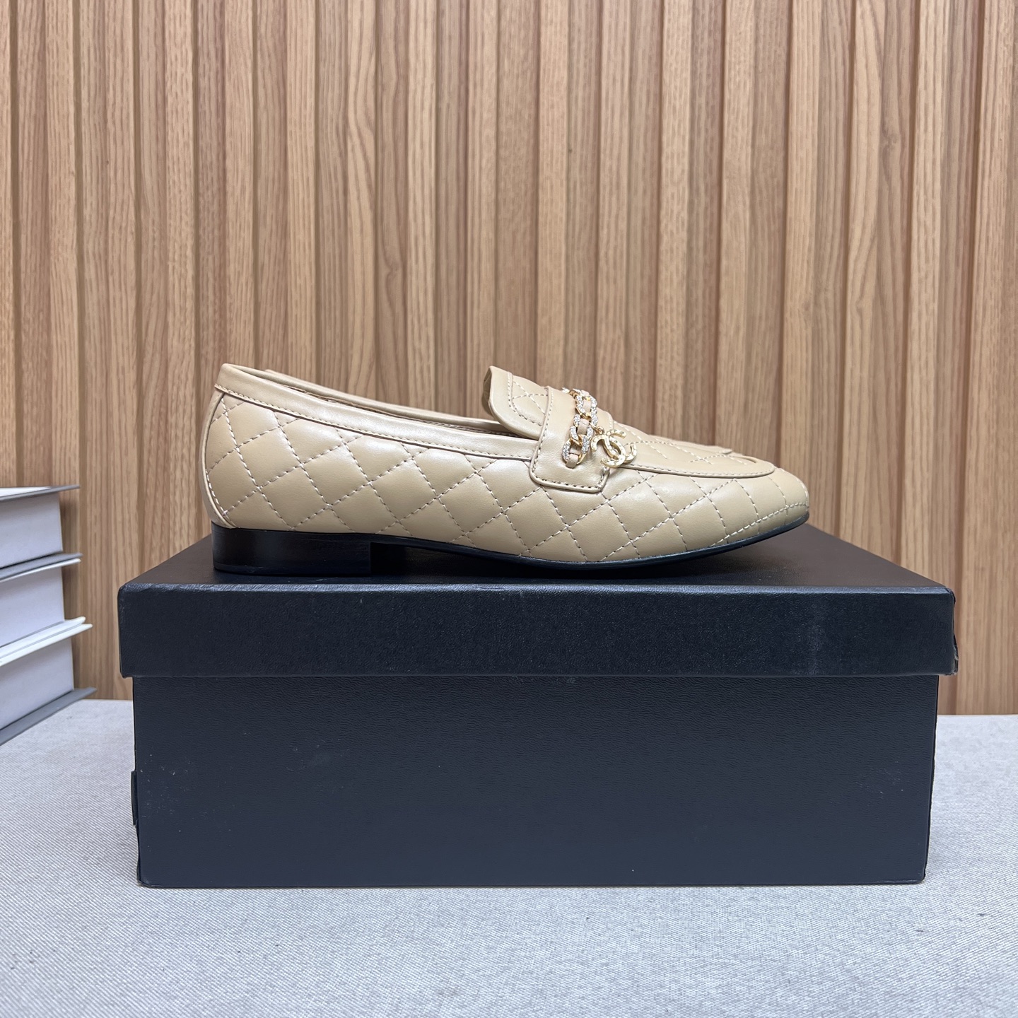 NO:478269,Purchase grade Xiaoxiang 25/A latest official website loafers counter quality All materials are customized according to the original version!  Buy genuine products to develop Fabric: Original custom cowhide, inner sheepskin, foot pads, original custom sole imported from Italy, genuine leather sole Size: 34-41 (34.40.41 customization without return or exchange), loafers, loafers, cowhide, sheepskin, Leather soles19860909代购级  小香25/A 官网最新款 乐福鞋 专柜品质 所有材质都根据原版定制！购入正品开发 面料: 原版定制牛皮 内里羊皮 垫脚原版定制 鞋底意大利进口真皮大底 Size: 34-41（34.40.41定制不退换）,乐福鞋,loafers,cowhide,sheepskin,Leather soles,Women's Shoes