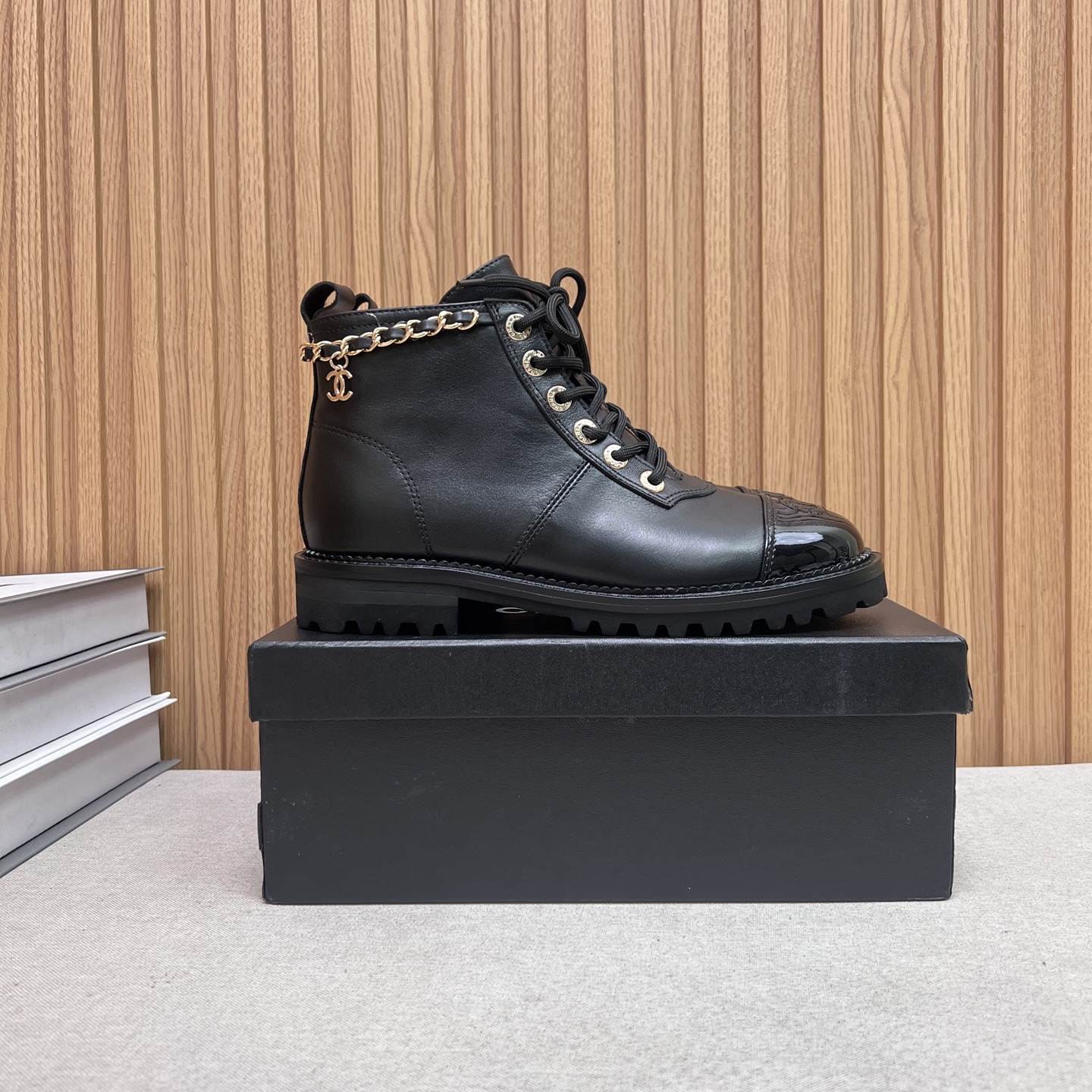 NO:478263,2025 Little Flavor Short Boots, a must-have item for this autumn and winter!  !  Chanel's hot short boots in autumn and winter, Xiaohongshu is highly recommended, and it looks good no matter how you match it. It is a must-have for fashionable things. Chanel's women love simple but irresistible matching to show unique styles of dressing, free mixing and matching are shining in place and keep up with the fashionable pace of Grandma Xiang!  !  !  Exquisite details enlarge the original mold opening hardware buckle. Top version purchasing level is created★The upper is made of top layer cowhide, sheepskin footbed, genuine leather sole. Size 35-39 (ordered by 40/41), boots, chanel, boots, cowhide, sheepskin, Leather soles198609092025小香短靴,本季秋冬季必备单品！！ 香奈儿秋冬重工爆款短靴 小红书力推款,怎么搭配都好看,时髦精必备,香奈儿女士钟爱简约又难以抗拒搭配展现与众不同的穿搭风格、自由混搭闪耀到位跟紧香奶奶时尚步伐！！！精致细节放大看原版开模五金扣 顶级版本代购级别打造★鞋面采用头层牛皮,羊皮垫脚,真皮大底 码数35-39（40/41订）,靴子,chanel,boots,cowhide,sheepskin,Leather soles,Women's Shoes