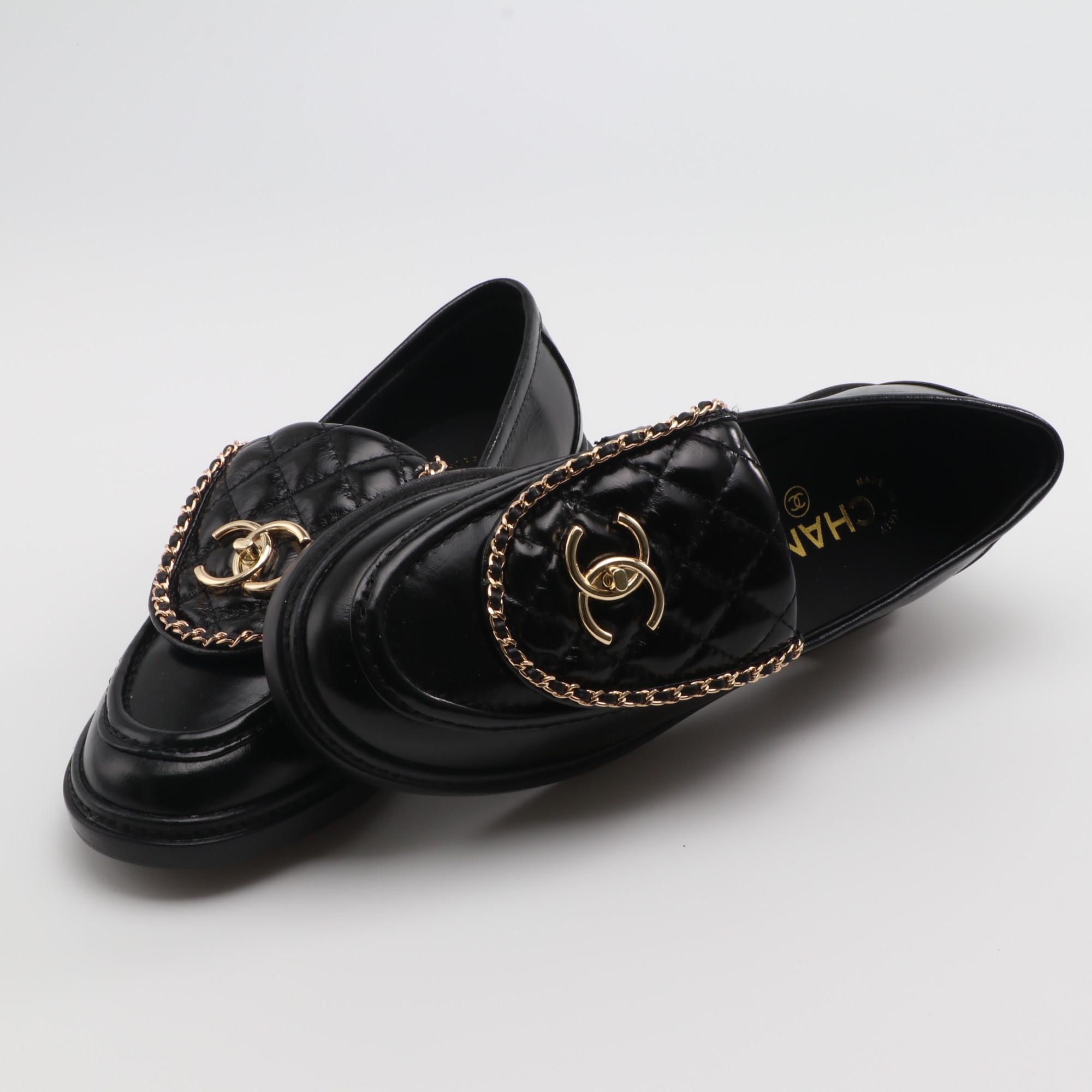 NO:486756,CHANE*｜Xiaoxiang Classic Flip Chain Double C School Bag Buckle Loafers This pair of loafers is undoubtedly a perfect fusion of elegance and modernity. The iconic double C School Bag Buckle with the chain is the finishing touch. The round metal buckle is exquisite and retro, which collides with the Academy style playfulness and elegance, carries the brand's century-old fashion heritage, and is a tribute to the classics. The flip design is unique and cleverly hides the traces of time, and adds casualness. Walking while the chain sways, plays fashionable rhythm, and easily wanders in commuting and casual occasions. From simple jeans to exquisite suits, from playful short skirts to capable wide-leg pants, it can all be perfectly adapted and becomes the soul of the outfit and easily enhances the overall style. The upper is made of original custom cowhide, the inner foot pads are all silk sheepskin, and the Italian imported leather large bottom  size35-39 (customized by 40/41), loafers, chanel, loafers, skirts, jeans, business suit, cowhide, sheepskin, Leather soles19860909CHANE*｜小香经典翻盖链条双C 书包扣乐福鞋 这双乐福鞋无疑是优雅与摩登的完美融合. 标志性的双C书包扣搭配链条 是点睛之笔. 圆润金属扣精致复古 碰撞出学院风的俏皮与优雅, 承载品牌百年时尚底蕴 是对经典的致敬. 翻盖设计独具匠心 不仅巧妙隐藏岁月痕迹 更添随性洒脱 行走间 链条轻晃 奏响时尚韵律 轻松游走于通勤与休闲场合. 从简约牛仔裤到精致小西装 从俏皮短裙到干练阔腿裤,它皆能完美适配 成为穿搭的灵魂所在 轻松提升整体格调. 鞋面采用原版定制牛皮 内里垫脚均为丝绸羊皮 意大利进口真皮大底 size35-39（40/41定制）,乐福鞋,chanel,loafers,skirts,jeans,business suit,cowhide,sheepskin,Leather soles,Women's Shoes