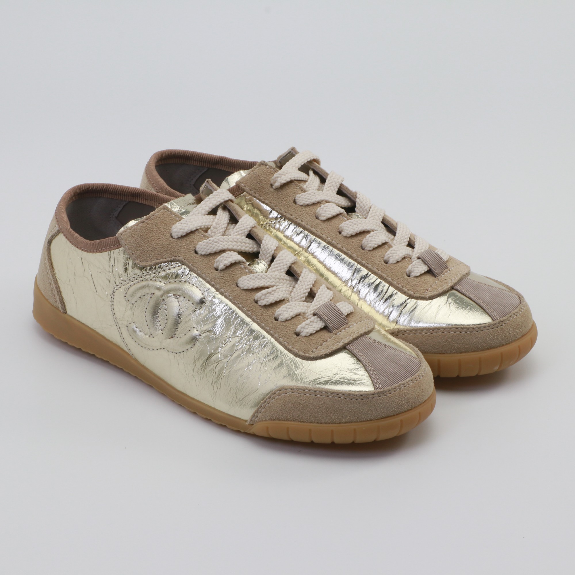 NO:486750,Chanel Chanel Panda Shoes!  Top casual sneakers for the 2025 counter This classic design; the upper is crafted and electric embroidered with various craftsmanship; the sole is fashionable and sporty; it is an extraordinary and has incorporated a variety of color matching elements... The diversified mix and match is very beautiful and versatile, casual, fashionable, sports, and outdoors can be taken into account... Go material The upper is made of original imported silk cowhide + original tarp + original head cowhide The inner part is made of original sheepli + net Outsole based on original TPU combination sole The counter is made of high-quality packaging for women 35–41, casual shoes/sports shoes, chanel, chanel, sneakers, cowhide19860909Chanel香奈儿熊猫鞋！2025专柜顶级休闲款运动鞋 这款经典设计；鞋面多种工艺电绣的风格；大底却时尚运动；不平凡的拥入了多种配色元素…… 多元化混搭非常好看百搭,休闲,时尚,运动,户外都能兼顾…… Go 材料 鞋面采用 原版进口头层丝绸牛皮+原版防水布+原版头层牛皮 内里采用 原版羊里+网 大底根据 原版TPU组合大底 专柜精品包装全套女35–41,休闲鞋/运动鞋,chanel,chanel,sneakers,cowhide,Women's Shoes