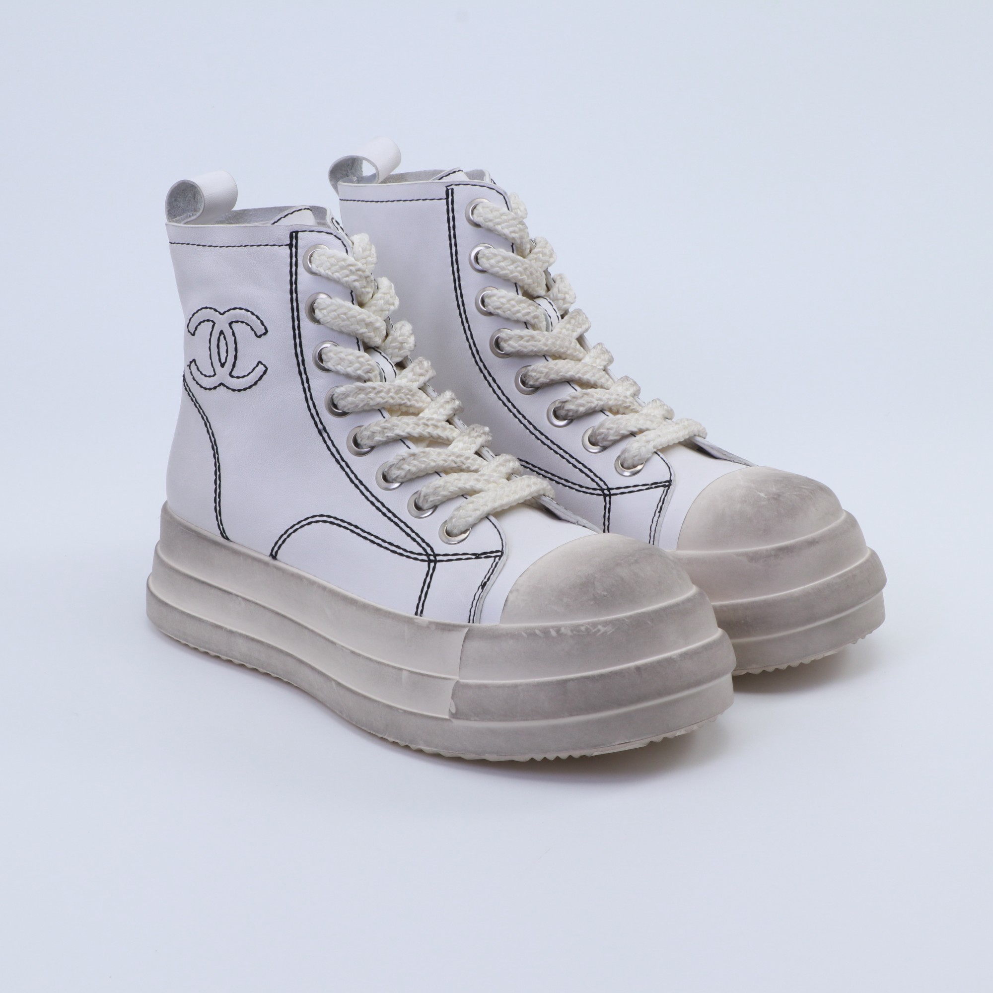 NO:486733,2025 Little Flavor Short Boots, a must-have item for this autumn and winter!  !  Chanel's hot short boots in autumn and winter, Xiaohongshu is highly recommended, and it looks good no matter how you match it. It is a must-have for fashionable things. Chanel's women love simple but irresistible matching to show unique styles of dressing, free mixing and matching are shining in place and keep up with the fashionable pace of Grandma Xiang!  !  !  Exquisite details enlarge the original mold opening hardware buckle. Top version purchasing level is created ★The upper is made of top layer cowhide, top layer cowhide, sheepskin footbed, tpu outsole. Size 35-39 (ordered by 40/41), boots, chanel, boots, cowhide, sheepskin198609092025小香短靴,本季秋冬季必备单品！！ 香奈儿秋冬重工爆款短靴 小红书力推款,怎么搭配都好看,时髦精必备,香奈儿女士钟爱简约又难以抗拒搭配展现与众不同的穿搭风格、自由混搭闪耀到位跟紧香奶奶时尚步伐！！！精致细节放大看原版开模五金扣 顶级版本代购级别打造★鞋面采用头层牛皮头层牛皮,羊皮垫脚,tpu大底 码数35-39（40/41订）,靴子,chanel,boots,cowhide,sheepskin,Women's Shoes