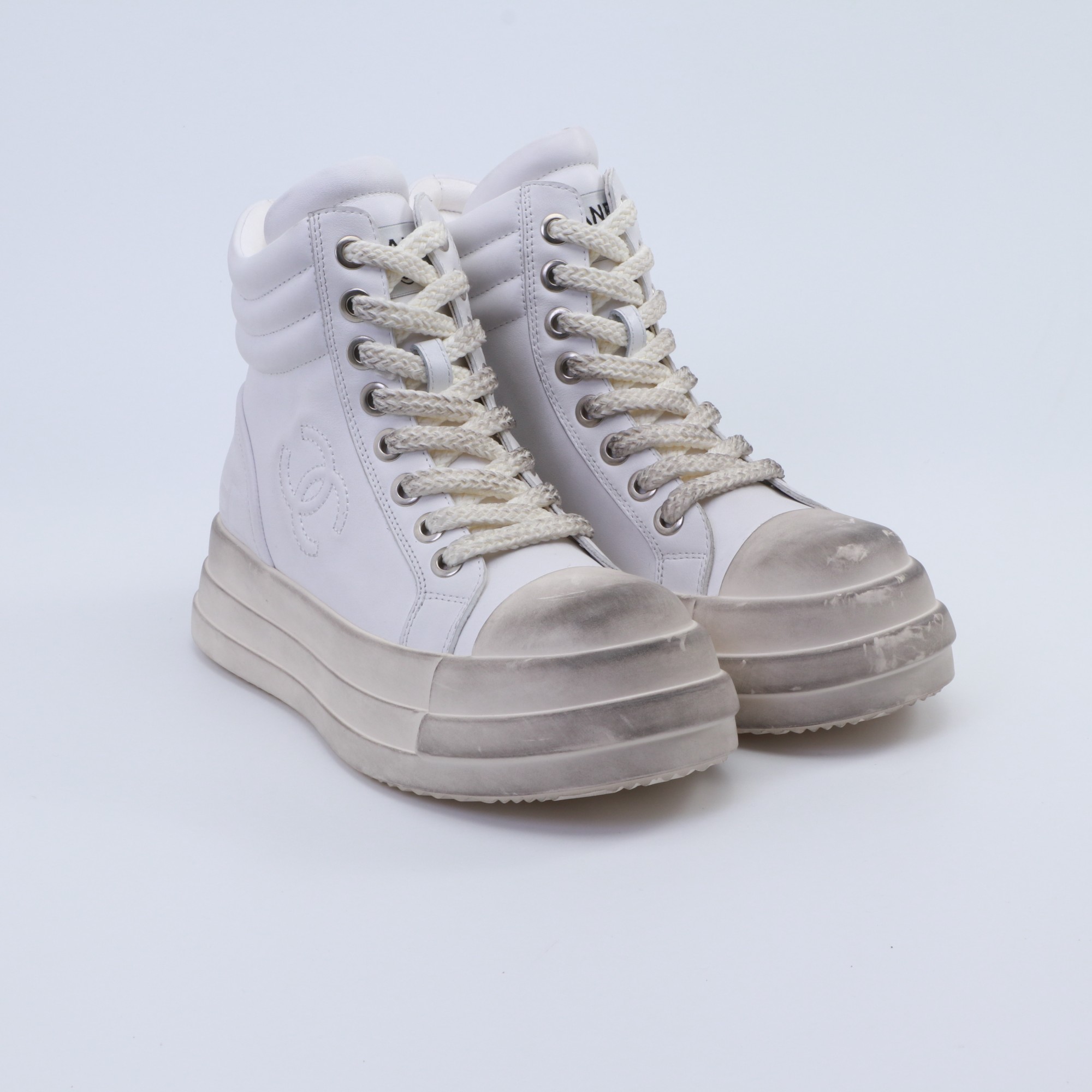 NO:486781,2025 Little Flavor Short Boots, a must-have item for this autumn and winter!  !  Chanel's hot short boots in autumn and winter, Xiaohongshu is highly recommended, and it looks good no matter how you match it. It is a must-have for fashionable things. Chanel's women love simple but irresistible matching to show unique styles of dressing, free mixing and matching are shining in place and keep up with the fashionable pace of Grandma Xiang!  !  !  Exquisite details enlarge the original mold opening hardware buckle. Top version purchasing level is created ★The upper is made of top layer cowhide, top layer cowhide, sheepskin footbed, tpu outsole. Size 35-39 (ordered by 40/41), boots, chanel, boots, cowhide, sheepskin198609092025小香短靴,本季秋冬季必备单品！！ 香奈儿秋冬重工爆款短靴 小红书力推款,怎么搭配都好看,时髦精必备,香奈儿女士钟爱简约又难以抗拒搭配展现与众不同的穿搭风格、自由混搭闪耀到位跟紧香奶奶时尚步伐！！！精致细节放大看原版开模五金扣 顶级版本代购级别打造★鞋面采用头层牛皮头层牛皮,羊皮垫脚,tpu大底 码数35-39（40/41订）,靴子,chanel,boots,cowhide,sheepskin,Women's Shoes