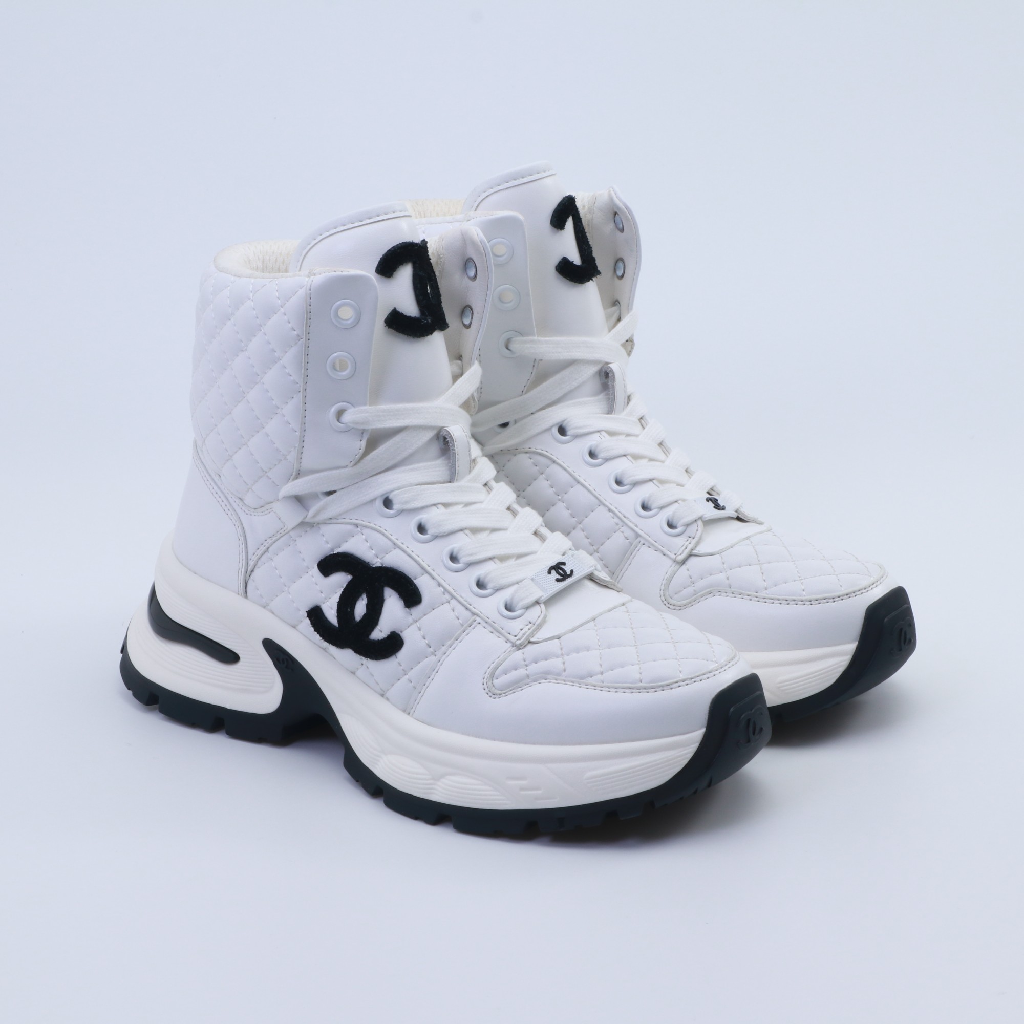 NO:486741,Little fragrance short boots, a must-have item for this autumn and winter!  !  Chanel's hot short boots in autumn and winter, Xiaohongshu is highly recommended, and it looks good no matter how you match it. It is a must-have for fashionable things. Chanel's women love simple but irresistible matching to show unique styles of dressing, free mixing and matching are shining in place and keep up with the fashionable pace of Grandma Xiang!  !  !  Exquisite details enlarge the original mold opening hardware buckle. Top version purchasing level is created ★The upper is made of top layer cowhide, top layer cowhide, sheepskin footbed, tpu outsole. Size 35-39 (ordered by 40/41), boots, chanel, boots, cowhide, sheepskin19860909小香短靴,本季秋冬季必备单品！！ 香奈儿秋冬重工爆款短靴 小红书力推款,怎么搭配都好看,时髦精必备,香奈儿女士钟爱简约又难以抗拒搭配展现与众不同的穿搭风格、自由混搭闪耀到位跟紧香奶奶时尚步伐！！！精致细节放大看原版开模五金扣 顶级版本代购级别打造★鞋面采用头层牛皮头层牛皮,羊皮垫脚,tpu大底 码数35-39（40/41订）,靴子,chanel,boots,cowhide,sheepskin,Women's Shoes