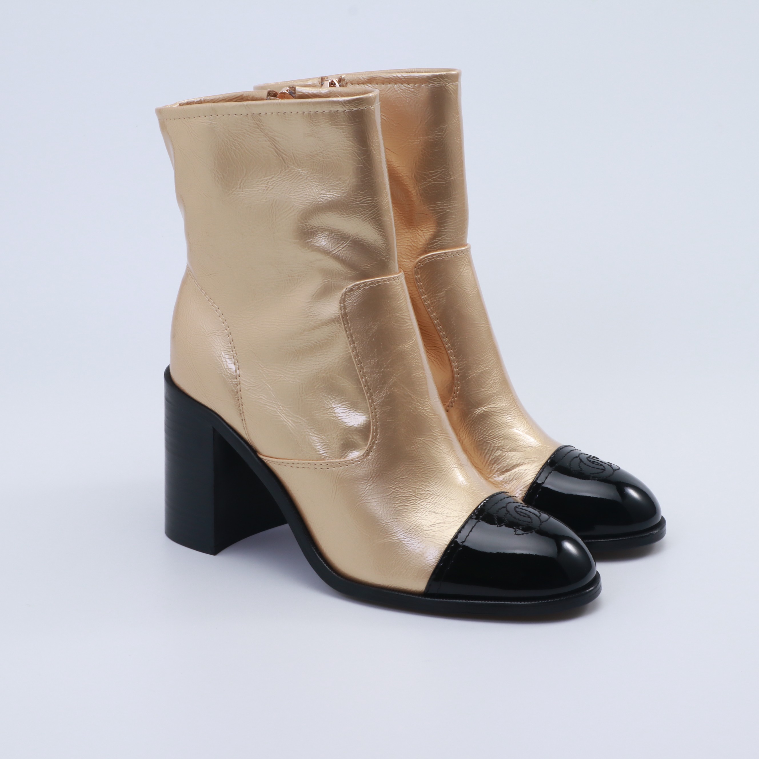 NO:486721,CHANEL Chanel's classic thick-heeled side zipper boots This pair of boots cleverly combines the brand's iconic elements, breaking the convention with a bold and harmonious color-blocking design. The exquisite double C at the heel is low-key and luxurious, demonstrating the brand's heritage. Whether it is matched with a simple dress to show elegance or a combination with personalized jeans to create a casual and fashionable style, it can be easily controlled and injected into the overall look with high-end fashion. The fabric is made of original custom materials, and the inner foot pads are all sheepskin. Italian imported leather soles size35-39 (customized by 40/41), boots, chanel, chanel, boots, skirts, jeans, sheepskin, Leather soles19860909CHANEL香奈儿小香经典粗跟侧拉链短靴 这双靴子巧妙融合品牌标志性元素 以大胆而和谐的拼色设计打破常规 鞋跟处精致的双C 低调奢华 彰显品牌底蕴 . 无论是搭配简约连衣裙展现优雅气质 还是与个性牛仔裤组合打造休闲时尚风 它都能轻松驾驭 为整体造型注入高级时尚感. 面料采用原版定制材质 内里垫脚均为羊皮 意大利进口真皮大底 size35-39（40/41定制）,靴子,chanel,chanel,boots,skirts,jeans,sheepskin,Leather soles,Women's Shoes