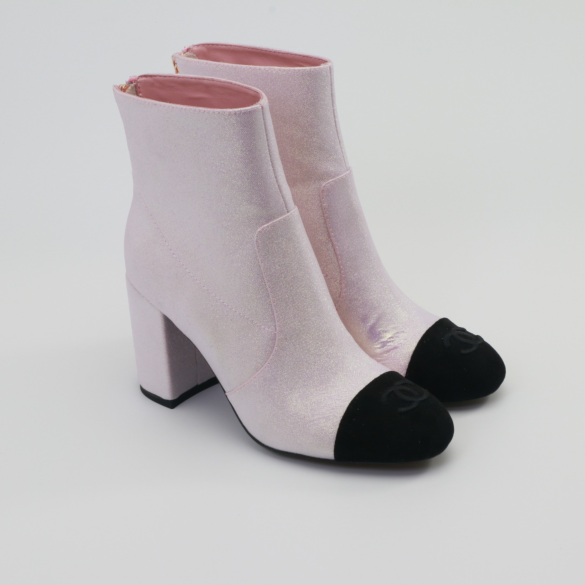 NO:486715,CHANEL Chanel classic color-blocking thick heel zippered boots This pair of boots cleverly combines the brand's iconic elements, breaking the convention with a bold and harmonious color-blocking design. The exquisite double C at the heel is low-key and luxurious, demonstrating the brand's heritage. Whether it is matched with a simple dress to show elegance or a combination with personalized jeans to create a casual and fashionable style, it can be easily controlled and injected into the overall look with high-end fashion. The fabric is made of original custom material, and the inner foot pads are all sheepskin. Italian imported leather soles size35-39 (customized by 40/41), boots, chanel, chanel, boots, skirts, jeans, sheepskin, Leather soles19860909CHANEL香奈儿小香经典拼色粗跟后拉链短靴 这双靴子巧妙融合品牌标志性元素 以大胆而和谐的拼色设计打破常规 鞋跟处精致的双C 低调奢华 彰显品牌底蕴 . 无论是搭配简约连衣裙展现优雅气质 还是与个性牛仔裤组合打造休闲时尚风 它都能轻松驾驭 为整体造型注入高级时尚感. 面料采用原版定制材质 内里垫脚均为羊皮 意大利进口真皮大底 size35-39（40/41定制）,靴子,chanel,chanel,boots,skirts,jeans,sheepskin,Leather soles,Women's Shoes