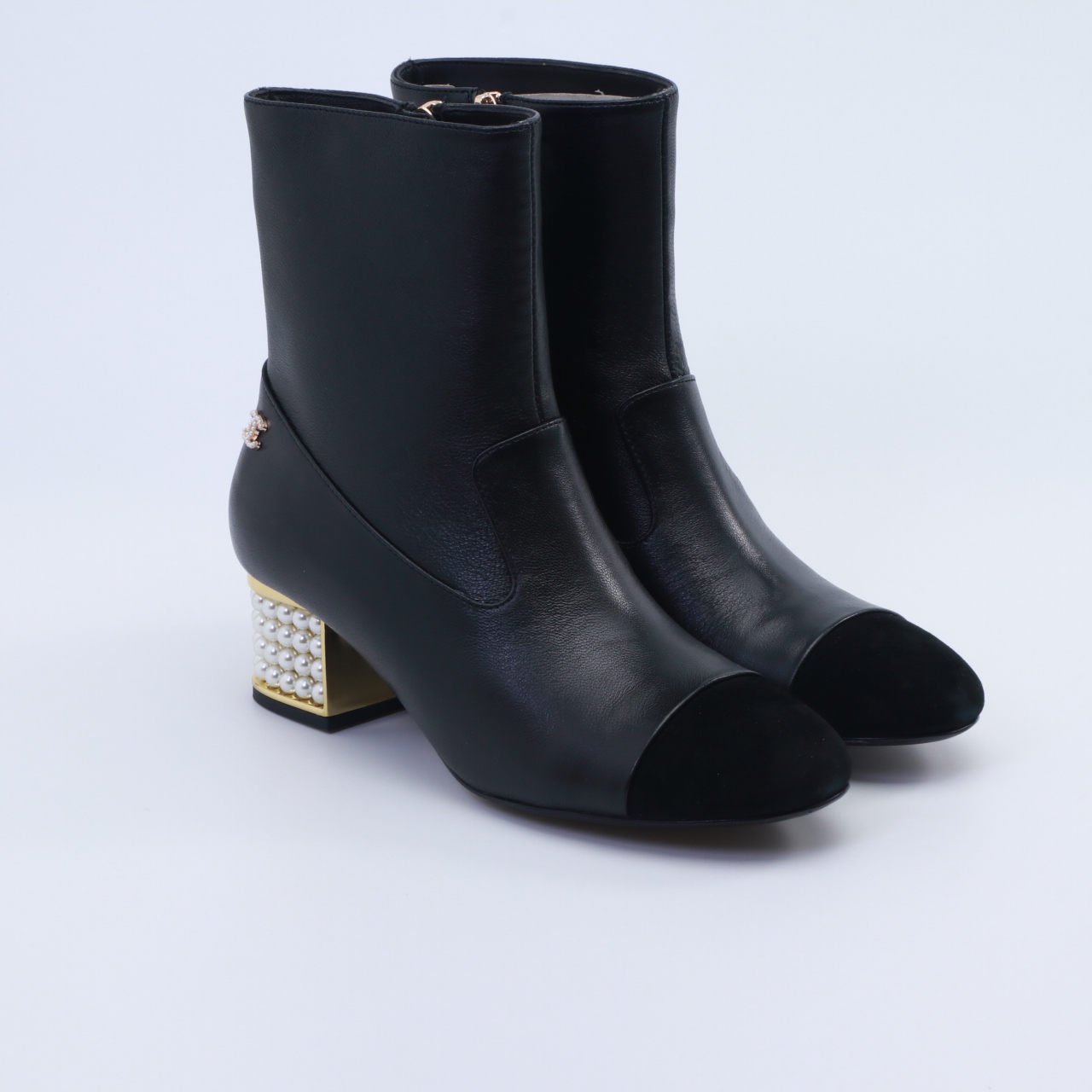 NO:486772,Chanel official website is launched simultaneously!  New autumn and winter short boots, classic splicing of pearl heels, lambskin + sheep tiles, heel height 5cm yards 35-42 (40 41 42, no return or exchange), boots, chanel, boots, sheepskin, sheep19860909Chanel官网同步上新！秋冬新款短靴,珍珠跟经典拼接 小羊皮+羊猄 祼靴,跟高5cm码数35-42(40 41 42不退不换),靴子,chanel,boots,sheepskin,sheep,Women's Shoes