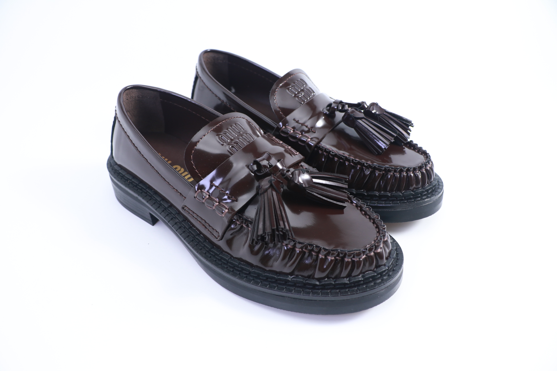 NO:486740,25ss autumn and winter new Miu Miu Miu Tassel Pendant Loafers retro old money style thick-soled single shoes This Brock shoe has a simple and classic design, decorated with two striped details of Miu Miu printed characters. The detailed design stands out among the many loafers. The overall shoe shape is round and delicate, not heavy at all, and can completely expose the ankles. The proportion of the leg lines is good. The old-fashioned feeling of the shoes is very exciting, especially the popular sports shoes in the previous few seasons. This time, the new leather buckle version was launched, which is quite interesting. The detailed design stands out among the many loafers. The overall shoe shape is round and delicate, not heavy at all, and can completely expose the ankles. The proportion of the leg lines is good. The upper open-edge beaded cowhide inner foot pad cowhide sole genuine leather edge strip/original mold opening TPU rubber large sole  Number of codes 35-39 (40.41 custom made without return or exchange), loafers, miumiu, loafers, sneakers, cowhide1986090925ss秋冬新款Miu Miu 缪缪 流苏吊坠乐福鞋复古老钱风厚底单鞋 这款布洛克鞋线条简约设计经典,饰以Miu Miu印字两处条纹细节.细节的设计在一众乐福鞋中脱颖而出,整体鞋型圆滑秀气一点不笨重,可以完全露出脚踝处,称的腿部线条比例较好 鞋子的做旧感很戳我,尤其是前几季很是热门的运动鞋款,这次推出了皮革搭扣版本新作,挺有意思,细节的设计在一众乐福鞋中脱颖而出,整体鞋型圆滑秀气一点不笨重,可以完全露出脚踝处,称的腿部线条比例较好 鞋面开边珠牛皮 内里垫脚牛皮 鞋底真皮沿条/原版开模TPU橡胶大底 码数35-39（40.41定做不退换）,乐福鞋,miumiu,loafers,sneakers,cowhide,Women's Shoes