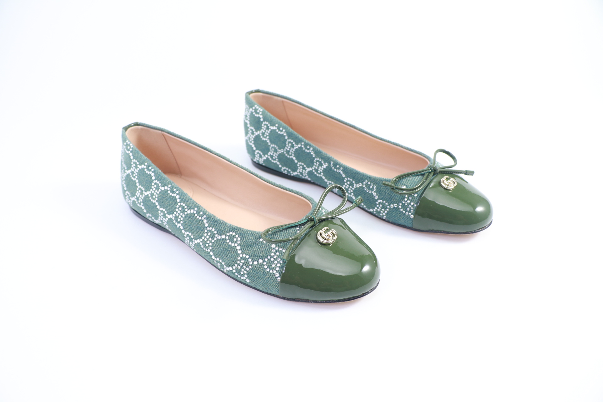 NO:486726,GUCCI Gucci/Gucci high-end quality 2025 early spring new original style original single quality! Every detail has been carefully crafted and can be compared with ZG, with the same quality as ZG!  Original satin diamond fabric counter, inner lining / foot pad high-end custom sheepskin lining, outsole Italian genuine leather sole, size 34-41 (34.40.41. Custom made, non-returned) This mid-heel light-mouth shoe is made of leather, matched with square toe and three-dimensional square heel designs, exquisite and delicate details make the whole design exude an elegant charm. The golden horse bits inject the brand identity connotation into the style, single shoes, gucci, gucci, sheepskin, silk fabric19860909GUCCI 古琦/古驰高端精品 2025早春新款原汁原味原单品质!每个细节皆经过精心细致打造,可与ZG对比如一,无二品质！ 面料专柜原版绸缎烫钻 内里／垫脚高端定制羊皮内里 大底意大利真皮底 尺码34-41（34.40.41.定做,不退换） 这款中跟浅口鞋采用皮革制作,搭配方形鞋头和立体方跟等设计,精致细腻的细节令整款设计散发出优雅的韵味.金色调马衔扣为该款造型注入了品牌标识内涵,单鞋,gucci,gucci,sheepskin,silk fabric,Women's Shoes