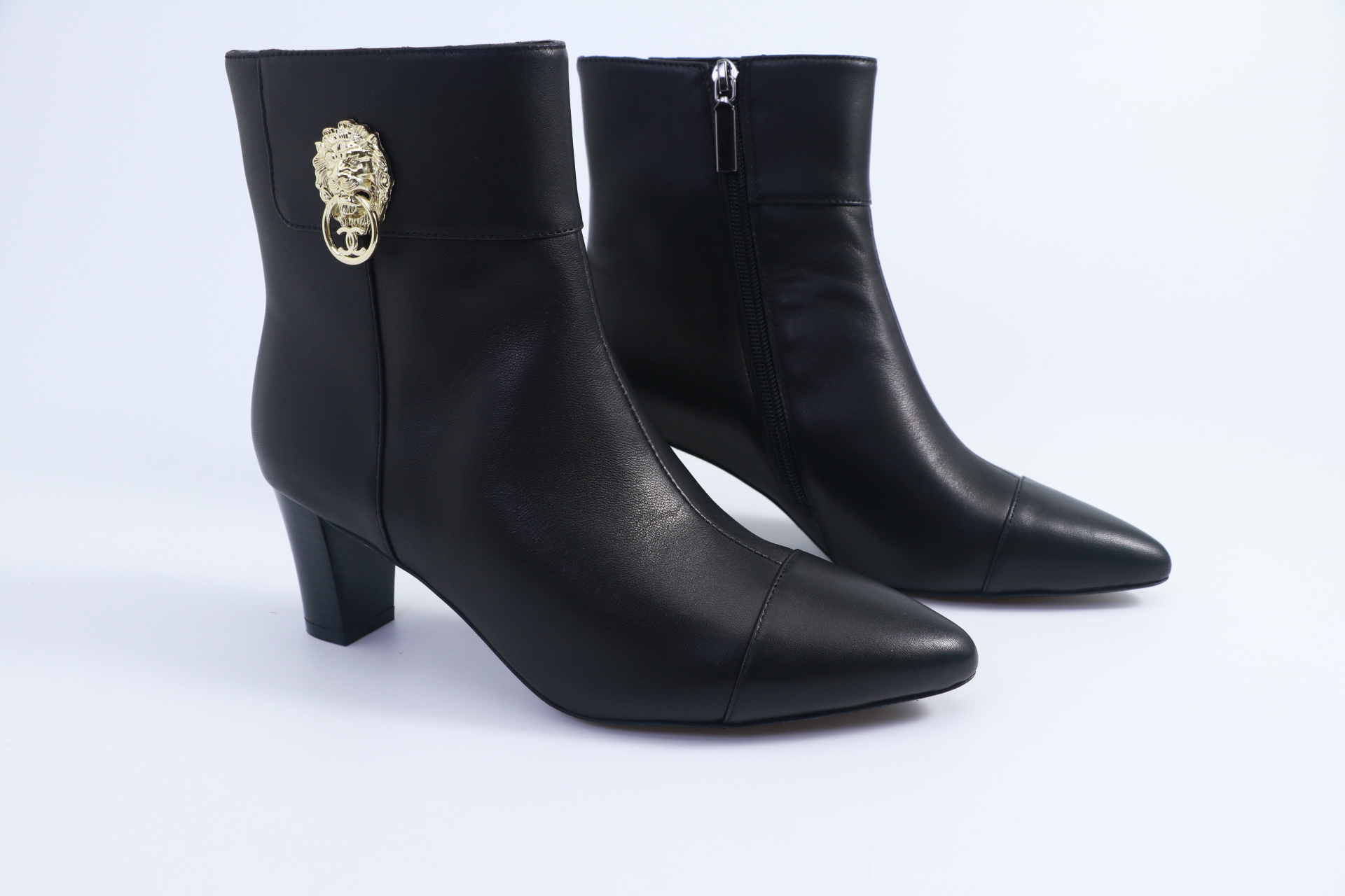 NO:489512,CHANEL | Chanel Xiaoxiang — 2025 latest thick heel pointed toe side zipper boots series, sweet or salty, the most outstanding in the fashion circle. The matching will interpret the meticulous, minimalist, and never faded classic elements. Showing the unique style of dressing is so beautiful that it is speechless. Must-in-class style... Upper sheepskin inner sheepskin outsole genuine leather sole Shoe size: 35-41 (40, 41 custom-made, non-return and exchange), boots, chanel, chanel, boots, sheepskin19860909CHANEL| 香奈儿小香 —2025最新款粗跟尖头侧拉链短靴系列,可甜可盐 时尚圈的绝绝子 搭配将演绎着细致 极简 永不褪去的经典元素 展现与众不同的穿搭风格美到无话可说 秋冬必入款…… 鞋面羊皮 内里羊皮 大底真皮底 鞋码: 35-41（40、41定制不退换）,靴子,chanel,chanel,boots,sheepskin,Women's Shoes