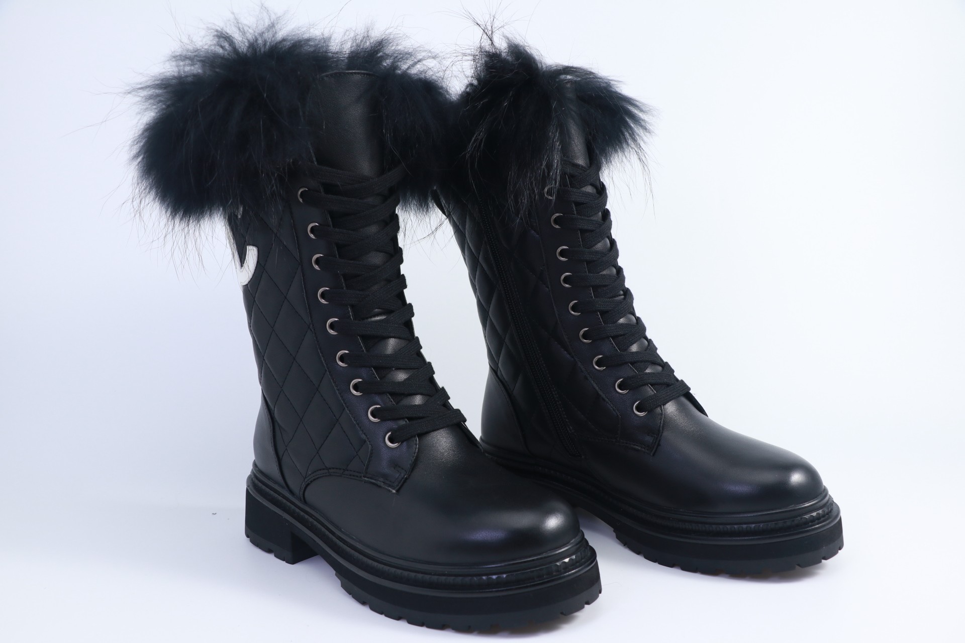 NO:486712,2025 Little Flavor Short Boots, a must-have item for this autumn and winter!  !  Chanel's hot short boots in autumn and winter, Xiaohongshu is highly recommended, and it looks good no matter how you match it. It is a must-have for fashionable things. Chanel's women love simple but irresistible matching to show unique styles of dressing, free mixing and matching are shining in place and keep up with the fashionable pace of Grandma Xiang!  !  !  Exquisite details enlarge the original mold opening hardware buckle. Top version purchasing level is created ★The upper is made of top layer cowhide, velvet, rubber. Size 35-39 (ordered by 40/41), boots, chanel, boots, cowhide198609092025小香短靴,本季秋冬季必备单品！！ 香奈儿秋冬重工爆款短靴 小红书力推款,怎么搭配都好看,时髦精必备,香奈儿女士钟爱简约又难以抗拒搭配展现与众不同的穿搭风格、自由混搭闪耀到位跟紧香奶奶时尚步伐！！！精致细节放大看原版开模五金扣 顶级版本代购级别打造★鞋面采用头层牛皮头层牛皮,绒里,橡胶 码数35-39（40/41订）,靴子,chanel,boots,cowhide,Women's Shoes