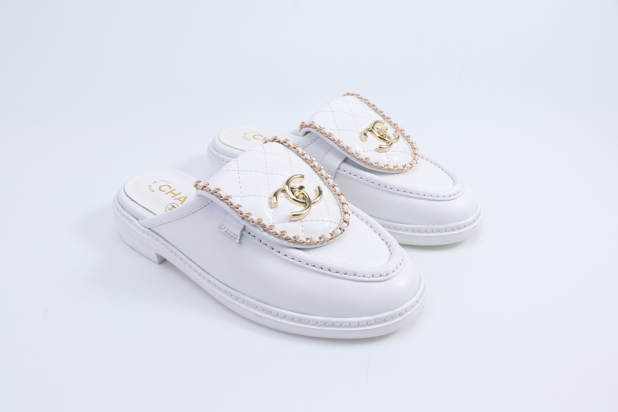 NO:486700,CHANEL Chanel Xiaoxiang Classic Flip Chain Double C School Bag Buckle Loafers This pair of loafers is undoubtedly a perfect fusion of elegance and modernity. The iconic double C School Bag Buckle with the chain is the finishing touch. The round metal buckle is exquisite and retro, which brings out the playfulness and elegance of the academy style. The upper is made of original custom cowhide. The inner foot pads are all silk sheepskin. Italian imported leather soles. Size35-39 (customized by 40/41), semi-torque, chanel, chanel, loafers, cowhide, sheepskin, Leather soles19860909CHANEL香奈儿小香经典翻盖链条双C书包扣乐福鞋 这双乐福鞋无疑是优雅与摩登的完美融合. 标志性的双C书包扣搭配链条 是点睛之笔. 圆润金属扣精致复古 碰撞出学院风的俏皮与优雅 鞋面采用原版定制牛皮 内里垫脚均为丝绸羊皮 意大利进口真皮大底 size35-39（40/41定制）,半拖,chanel,chanel,loafers,cowhide,sheepskin,Leather soles,Women's Shoes