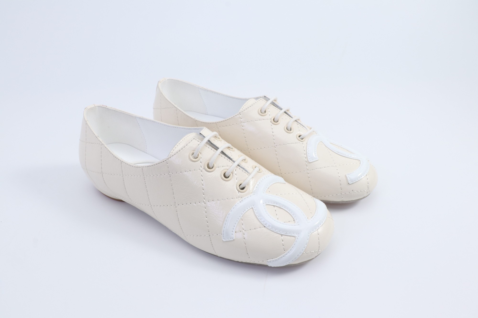 NO:486694,CHANE*｜Xiaoxiang Classic Large Pair of C Ballet Shoes Mary Zhen Shoes These Lizhen Shoes are simply a brilliant pearl in the long river of fashion. Its design is recognizable. The large CT straps are the finishing touch, highlighting the classic and nobleness. The smooth lines extend from the toe to the shoe body to the shoe body, outlining the elegant outline, making people sink into its charm at a glance. Wearing it feels like entering that luxury retro era. Whether it is paired with a retro polka dot skirt or a simple jeans, you can easily grasp the sense of fashion and easily become the focus of the crowd. Whether you are strolling on the streets of spring or attending a romantic dinner, it can perfectly adapt and exude a unique elegant temperament. The fabric is made of original custom lambskin, the inner foot pads are all silk lambskin, and the original mold-opening custom anti-slip bottom  size35-39 (customized by 40/41), ballet shoes, chanel, mary jane, skirts, jeans, sheepskin19860909CHANE*｜小香经典大双C芭蕾舞鞋 玛丽珍鞋 这双丽珍鞋 简直是时尚长河里的璀璨明珠 它的设计极具辨识度 大双CT字带是点睛之笔 彰显着的经典与高贵 流畅的线条从鞋头延伸至鞋身 勾勒出优雅的轮廓 让人一眼就沉沦在它的魅力之中. 穿上它 仿佛踏入了那个纸醉金迷的复古时代 无论是搭配复古的波点裙,还是简约的牛仔裤 都能轻松拿捏时尚感 轻松成为人群焦点. 无论是漫步在春日街头,还是出席浪漫晚宴 它都能完美适配 散发独一无二的优雅气质 . 面料采用原版定制小羊皮 内里垫脚均为丝绸羊皮 原版开模定制防滑大底 size35-39（40/41定制）,芭蕾舞鞋,chanel,mary jane,skirts,jeans,sheepskin,Women's Shoes