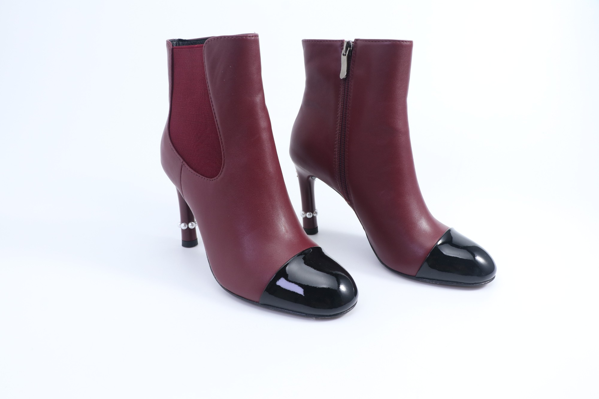 NO:489497,2025 Little Flavor Short Boots, a must-have item for this autumn and winter!  !  Chanel's hot short boots in autumn and winter, Xiaohongshu is highly recommended, and it looks good no matter how you match it. It is a must-have for fashionable things. Chanel's women love simple but irresistible matching to show unique styles of dressing, free mixing and matching are shining in place and keep up with the fashionable pace of Grandma Xiang!  !  !  Exquisite details enlarge the original mold opening hardware buckle, top version purchasing level created ★The upper is made of top layer cowhide-skin lining, rubber Size 35-39 (ordered by 40/41), boots, chanel, boots, cowhide, sheepskin198609092025小香短靴,本季秋冬季必备单品！！ 香奈儿秋冬重工爆款短靴 小红书力推款,怎么搭配都好看,时髦精必备,香奈儿女士钟爱简约又难以抗拒搭配展现与众不同的穿搭风格、自由混搭闪耀到位跟紧香奶奶时尚步伐！！！精致细节放大看原版开模五金扣 顶级版本代购级别打造★鞋面采用头层牛皮-羊皮内里,橡胶 码数35-39（40/41订）,靴子,chanel,boots,cowhide,sheepskin,Women's Shoes