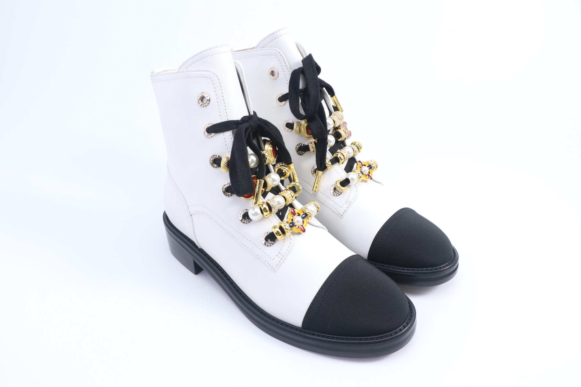 NO:489544,2025 Little Flavor Short Boots, a must-have item for this autumn and winter!  !  Chanel's hot short boots in autumn and winter, Xiaohongshu is highly recommended, and it looks good no matter how you match it. It is a must-have for fashionable things. Chanel's women love simple but irresistible matching to show unique styles of dressing, free mixing and matching are shining in place and keep up with the fashionable pace of Grandma Xiang!  !  !  Exquisite details enlarge the original mold opening hardware buckle. Top version purchasing level is created ★The upper is made of top layer cowhide-skin lining, genuine leather sole size 35-39 (ordered by 40/41), boot loafers, chanel, loafers, boots, cowhide, sheepskin, Leather soles198609092025小香短靴,本季秋冬季必备单品！！ 香奈儿秋冬重工爆款短靴 小红书力推款,怎么搭配都好看,时髦精必备,香奈儿女士钟爱简约又难以抗拒搭配展现与众不同的穿搭风格、自由混搭闪耀到位跟紧香奶奶时尚步伐！！！精致细节放大看原版开模五金扣 顶级版本代购级别打造★鞋面采用头层牛皮-羊皮内里,真皮大底 码数35-39（40/41订）,靴子乐福鞋,chanel,loafers,boots,cowhide,sheepskin,Leather soles,Women's Shoes