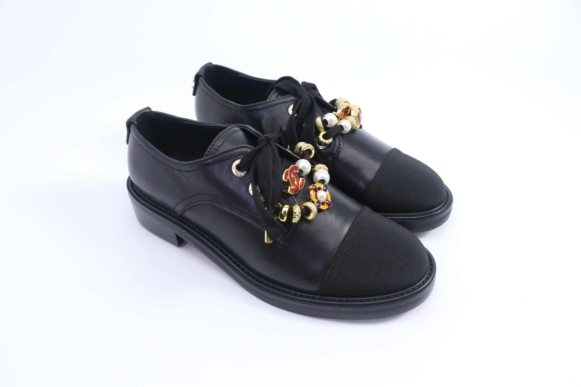 NO:489493,Xiaoxiang is a must-have item for this autumn and winter!  !  Chanel's autumn and winter heavy industry hot product, Xiaohongshu is highly recommended, it looks good no matter how you match it, and it is a must-have for fashionable things. Chanel's women love simple but irresistible combinations show unique styles of dressing, free mixing and matching, and keep up with the fashionable pace of Grandma Shixiang!  !  !  Exquisite details enlarge the original mold opening hardware buckle. Top version purchasing level is created ★The upper is made of original customized cowhide, sheepskin inner lining, sheepskin footbed, original mold opening leather outsole, size 35-39 (40, 41 customized, boot loafers, chanel, loafers, boots, cowhide, sheepskin, Leather soles19860909小香 本季秋冬季必备单品！！ 香奈儿秋冬重工爆款 小红书力推款,怎么搭配都好看,时髦精必备,香奈儿女士钟爱简约又难以抗拒系搭配展现与众不同的穿搭风格、自由混搭闪耀到位跟紧香奶奶时尚步伐！！！精致细节放大看原版开模五金扣 顶级版本代购级别打造★鞋面采用原版定制牛皮,羊皮内里,羊皮垫脚,原版开模真皮大底,码数35-39（40、41定做,靴子乐福鞋,chanel,loafers,boots,cowhide,sheepskin,Leather soles,Women's Shoes