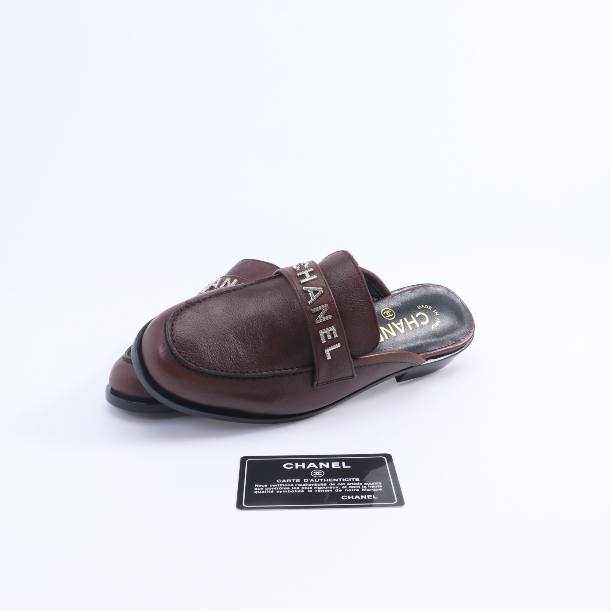 NO:486689,2025 Xiaoxiang must-have items for this season in autumn and winter!  !  Chanel's autumn and winter heavy industry hot product, Xiaohongshu is highly recommended, it looks good no matter how you match it, and it is a must-have for fashionable things. Chanel's women love simple but irresistible combinations show unique styles of dressing, free mixing and matching, and keep up with the fashionable pace of Grandma Shixiang!  !  !  Exquisite details enlarge the original mold opening hardware buckle. Top version purchasing level is created★The upper is made of original customized cowhide, sheepskin lining, sheepskin footrest, original mold opening leather outsole, size 35-39 (customized for 40 and 41, loafers semi-trail, chanel, loafers, cowhide, sheepskin, Leather soles198609092025小香 本季秋冬季必备单品！！ 香奈儿秋冬重工爆款 小红书力推款,怎么搭配都好看,时髦精必备,香奈儿女士钟爱简约又难以抗拒系搭配展现与众不同的穿搭风格、自由混搭闪耀到位跟紧香奶奶时尚步伐！！！精致细节放大看原版开模五金扣 顶级版本代购级别打造★鞋面采用原版定制牛皮,羊皮内里,羊皮垫脚,原版开模真皮大底,码数35-39（40、41定做,乐福鞋半拖,chanel,loafers,cowhide,sheepskin,Leather soles,Women's Shoes