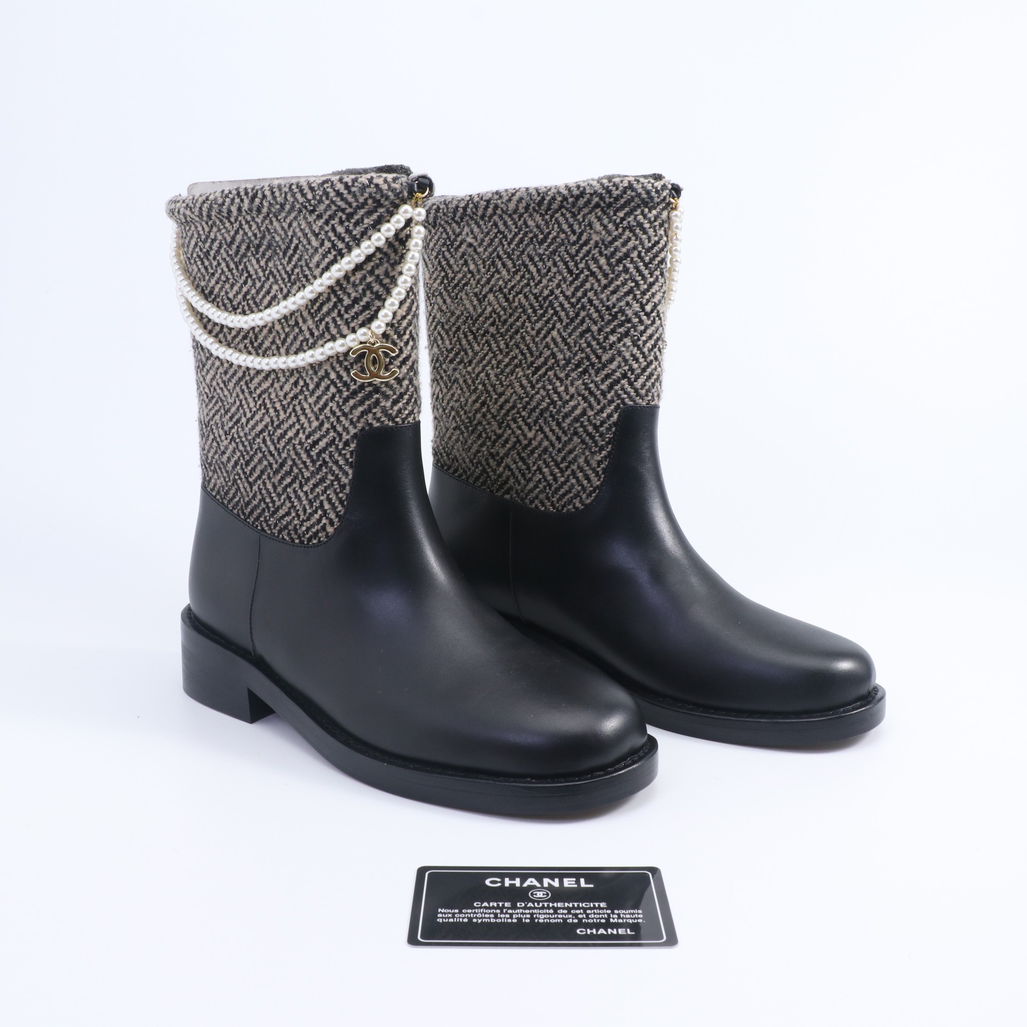 NO:486682,2025 Little Flavor Short Boots, a must-have item for this autumn and winter!  !  Chanel's hot short boots in autumn and winter, Xiaohongshu is highly recommended, and it looks good no matter how you match it. It is a must-have for fashionable things. Chanel's women love simple but irresistible matching to show unique styles of dressing, free mixing and matching are shining in place and keep up with the fashionable pace of Grandma Xiang!  !  !  Exquisite details enlarge the original mold opening hardware buckle. Top version purchasing level is created ★The upper is made of top layer cowhide-skin lining, genuine leather sole. Size 35-39 (ordered by 40/41), boots, chanel, boots, cowhide, sheepskin, Leather soles198609092025小香短靴,本季秋冬季必备单品！！ 香奈儿秋冬重工爆款短靴 小红书力推款,怎么搭配都好看,时髦精必备,香奈儿女士钟爱简约又难以抗拒搭配展现与众不同的穿搭风格、自由混搭闪耀到位跟紧香奶奶时尚步伐！！！精致细节放大看原版开模五金扣 顶级版本代购级别打造★鞋面采用头层牛皮-羊皮内里,真皮大底 码数35-39（40/41订）,靴子,chanel,boots,cowhide,sheepskin,Leather soles,Women's Shoes