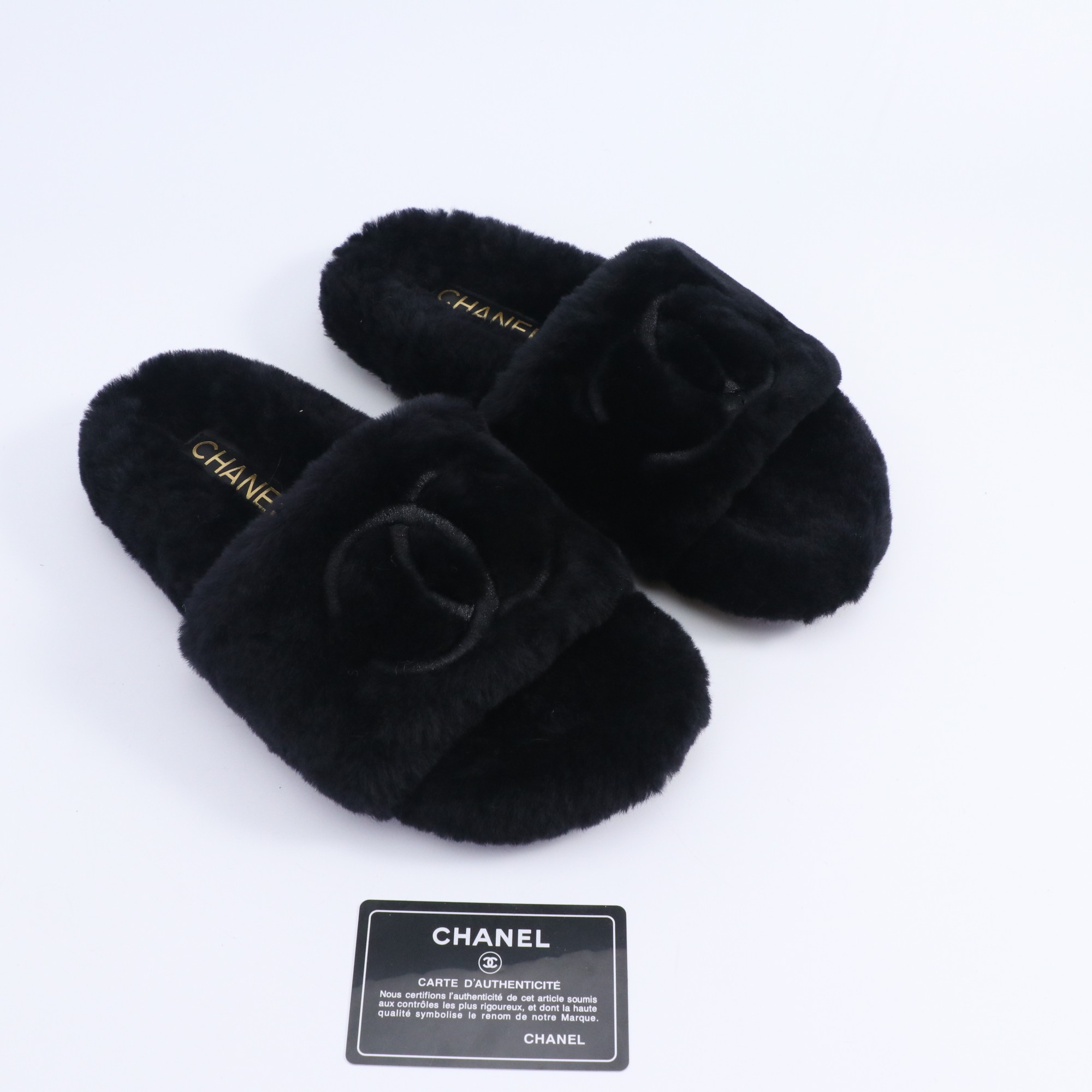 NO:496660,Chanel Xiaoxiangfeng Chanel 2025 new autumn and winter lazy sheep real wool lazy slippers diamond-shaped electric embroidered small fragrant hair drag fabric: Australian imported lamb wool lining: Australian imported lamb wool outsole rubber sole size 35-39 (40.41 customized), fur shoes slippers, chanel, chanel, slippers19860909Chanel小香风香奈儿 2025新款秋冬懒羊羊真羊毛懒人拖鞋 菱格电绣小香毛拖 面料: 澳洲进口羊羔毛 內里: 澳洲进口羊羔毛 大底橡胶底 码数35-39（40.41 定做）,毛毛鞋拖鞋,chanel,chanel,slippers,Women's Shoes