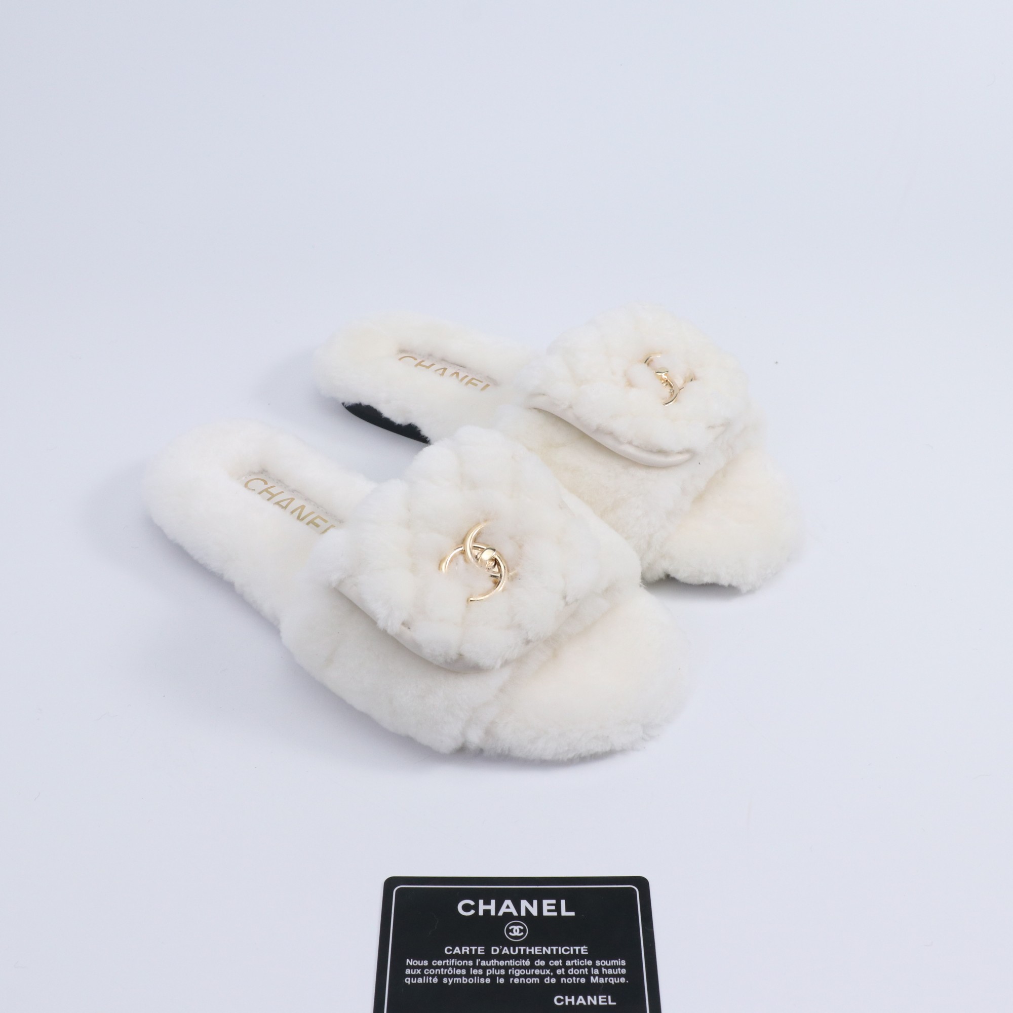 NO:496668,Chanel Xiaoxiangfeng Chanel 2025 new autumn and winter lazy sheep real wool lazy slippers diamond-shaped electric embroidered small fragrant wool drag fabric: Australian imported lamb wool lining: Australian imported lamb wool original leather outsole size 35-39 (40.41 customized), fur shoes slippers, chanel, chanel, slippers, Leather soles19860909Chanel小香风香奈儿 2025新款秋冬懒羊羊真羊毛懒人拖鞋 菱格电绣小香毛拖 面料: 澳洲进口羊羔毛 內里: 澳洲进口羊羔毛 大底原版真皮大底 码数35-39（40.41 定做）,毛毛鞋拖鞋,chanel,chanel,slippers,Leather soles,Women's Shoes