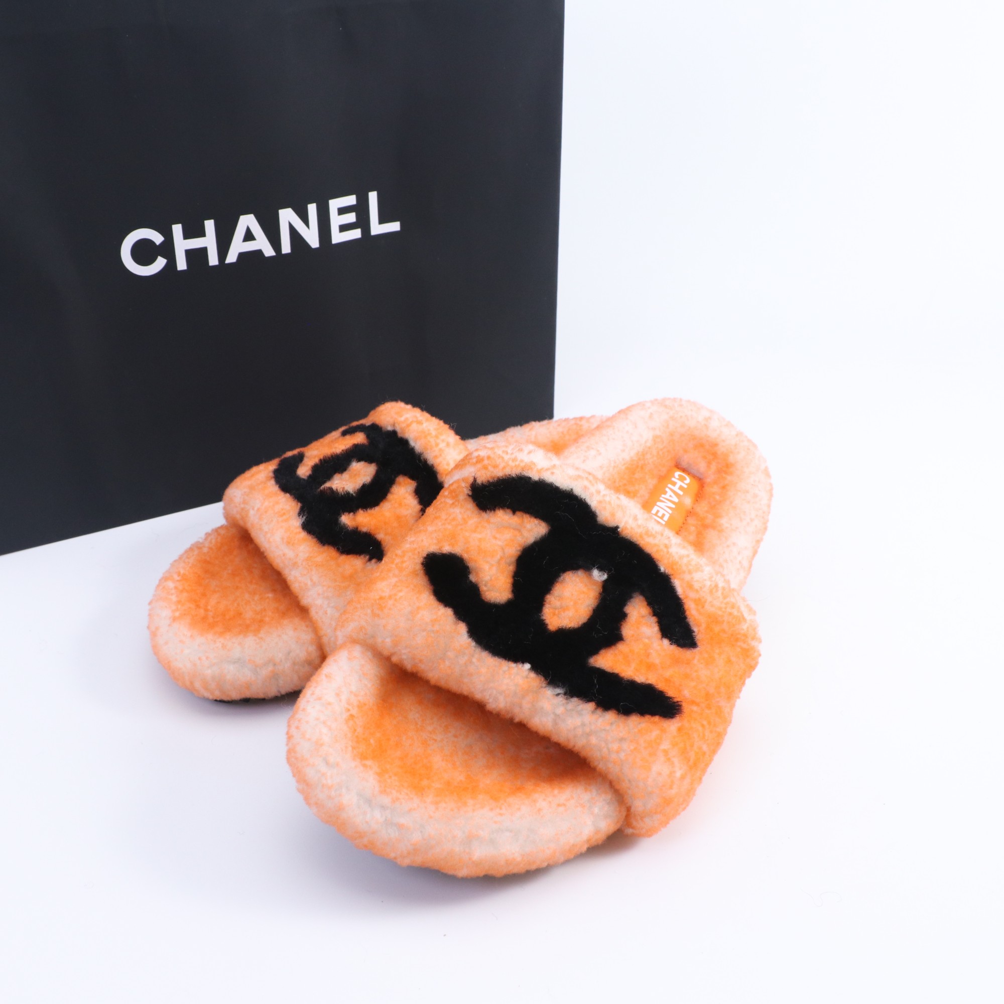 NO:496675,Chanel Xiaoxiangfeng Chanel 2025 new autumn and winter lazy sheep real gradient two-color wool lazy slippers diamond-shaped electric embroidered small fragrant hair drag fabric: Australian imported lamb wool lining: Australian imported lamb wool outsole rubber sole size 35-39 (40.41 customized), fur shoes slippers, chanel, chanel, slippers19860909Chanel小香风香奈儿 2025新款秋冬懒羊羊真渐变双色羊毛懒人拖鞋 菱格电绣小香毛拖 面料: 澳洲进口羊羔毛 內里: 澳洲进口羊羔毛 大底橡胶底 码数35-39（40.41 定做）,毛毛鞋拖鞋,chanel,chanel,slippers,Women's Shoes