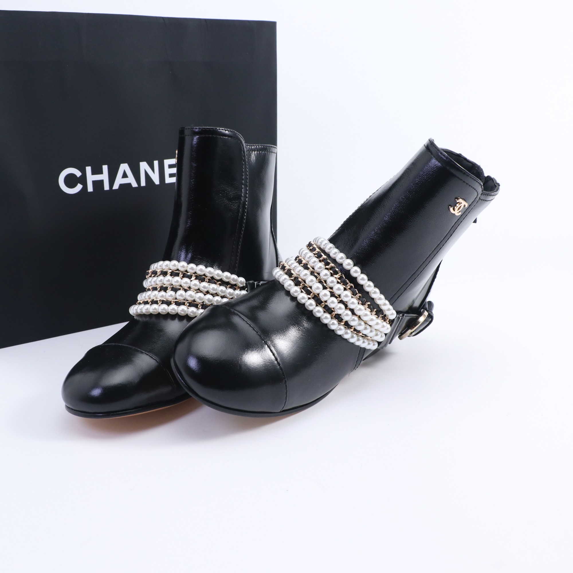 NO:496652,CHANEL Chanel Xiaoxiang classic pearl chain color-blocking thick heel short boots. The classic pearl chain and the iconic double C belt buckle dream-linking. Each round pearl carries the brand's exquisite aesthetics. The chain sways lightly while walking, playing a lively fashion movement. The color-blocking design of the upper is bold and eye-catching. The collision and splicing of leather of different textures outlines a unique visual layer. Fabric sheepskin inner sheepskin heel height 3.5cm genuine leather sole size35-39 (customized on 40/41), boots, chanel, chanel, boots, sheepskin19860909CHANEL香奈儿小香经典珍珠链条拼色粗跟短靴 经典珍珠链条与标志性双C皮带扣梦幻联动 每一颗圆润珍珠都承载着品牌对精致美学 链条在行走间轻盈晃动 奏响灵动的时尚乐章. 鞋面的拼色设计大胆又吸睛 不同质感皮革的碰撞拼接 勾勒出独特的视觉层次 面料羊皮 内里羊皮 跟高3.5cm 真皮底 size35-39（40/41定制）,靴子,chanel,chanel,boots,sheepskin,Women's Shoes
